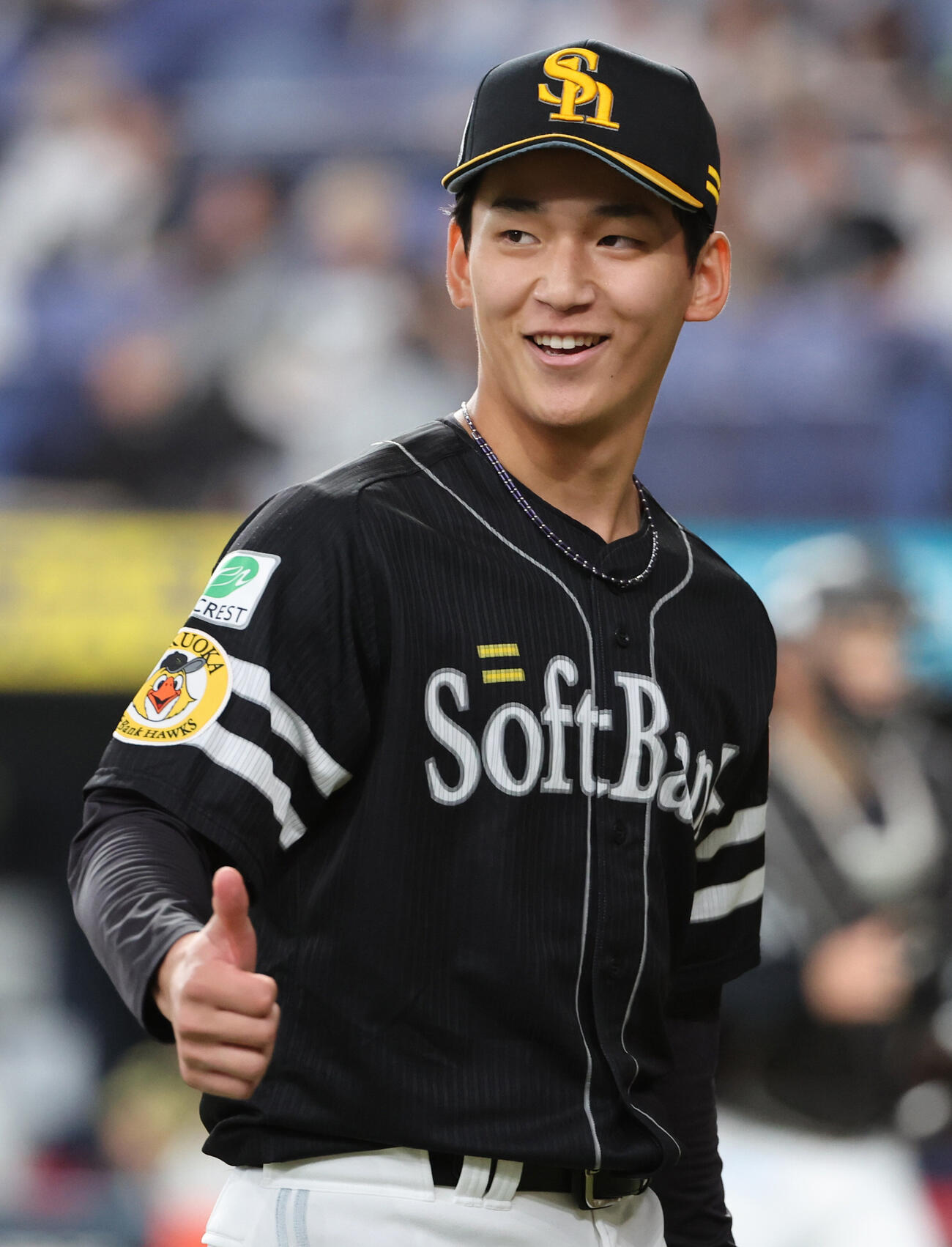 オリックス対ソフトバンク　ソフトバンク先発の前田悠伍は1回を無失点で終え、笑顔でベンチに戻る（撮影・西尾就之）