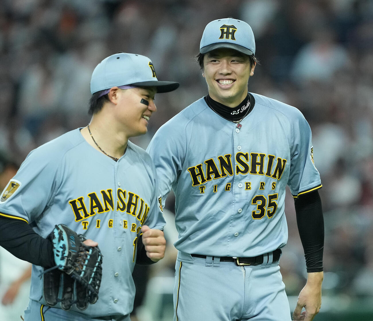 巨人対阪神　7回を無失点に抑え笑顔を見せる才木浩人。左は森下翔太（撮影・たえ見朱実）