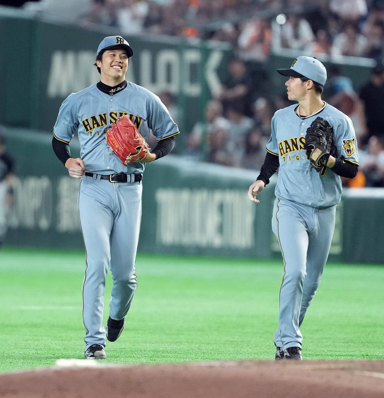 巨人対阪神　7回を無失点に抑え笑顔を見せる才木浩人。右は中野拓夢（撮影・たえ見朱実）