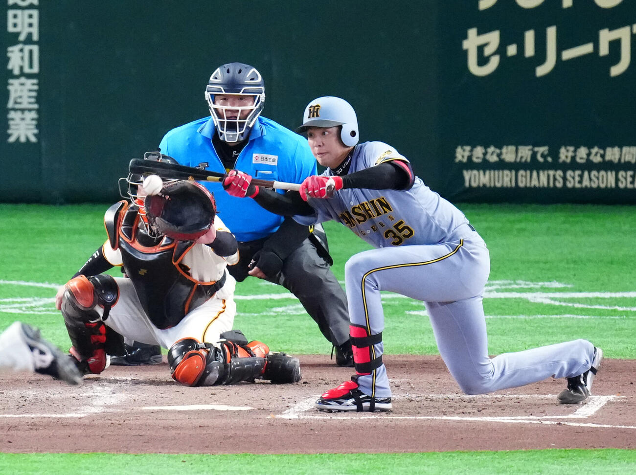 巨人対阪神　3回表阪神無死一塁、送りバントを決める才木浩人（撮影・江口和貴）