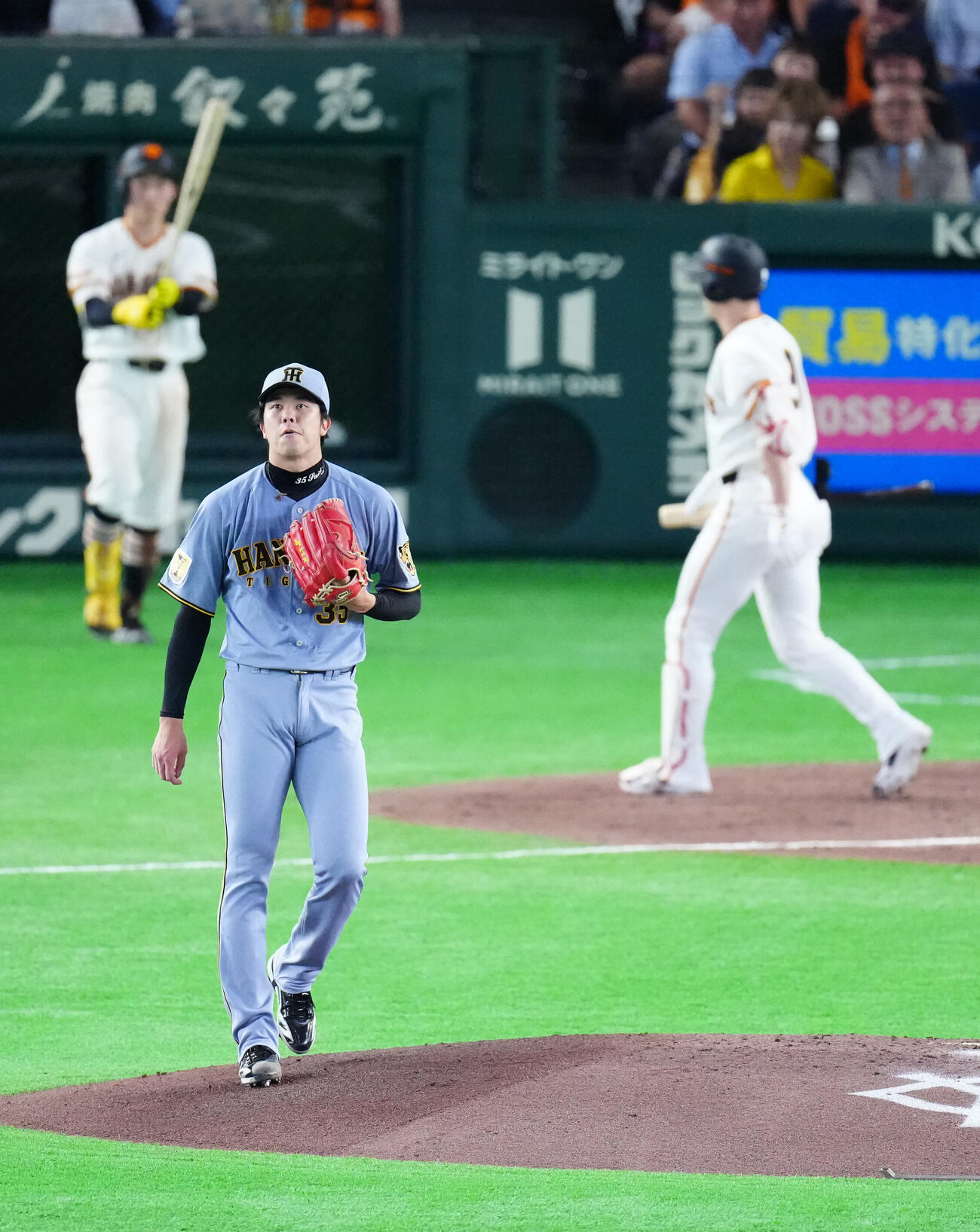 巨人対阪神　3回裏巨人無死、松本剛（右）から空振り三振を奪った才木浩人（撮影・江口和貴）