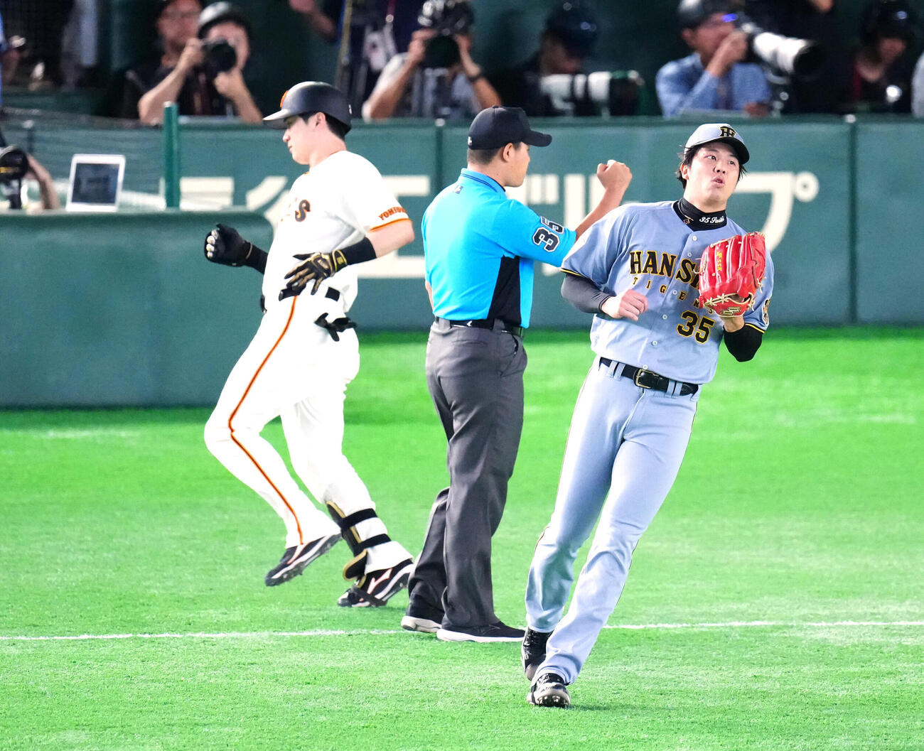 巨人対阪神　1回裏巨人2死一、二塁、泉口友汰（左）を一ゴロに仕留めた才木浩人（撮影・江口和貴）