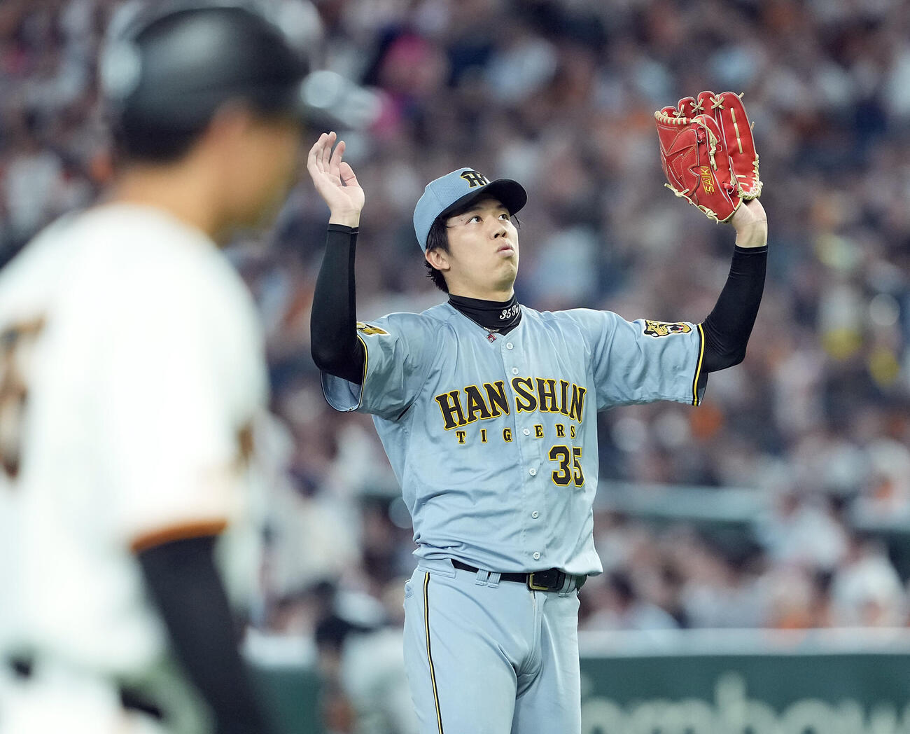 巨人対阪神　5回裏、ランナーを背負いながら無失点に抑えた阪神の先発才木浩人（撮影・たえ見朱実）