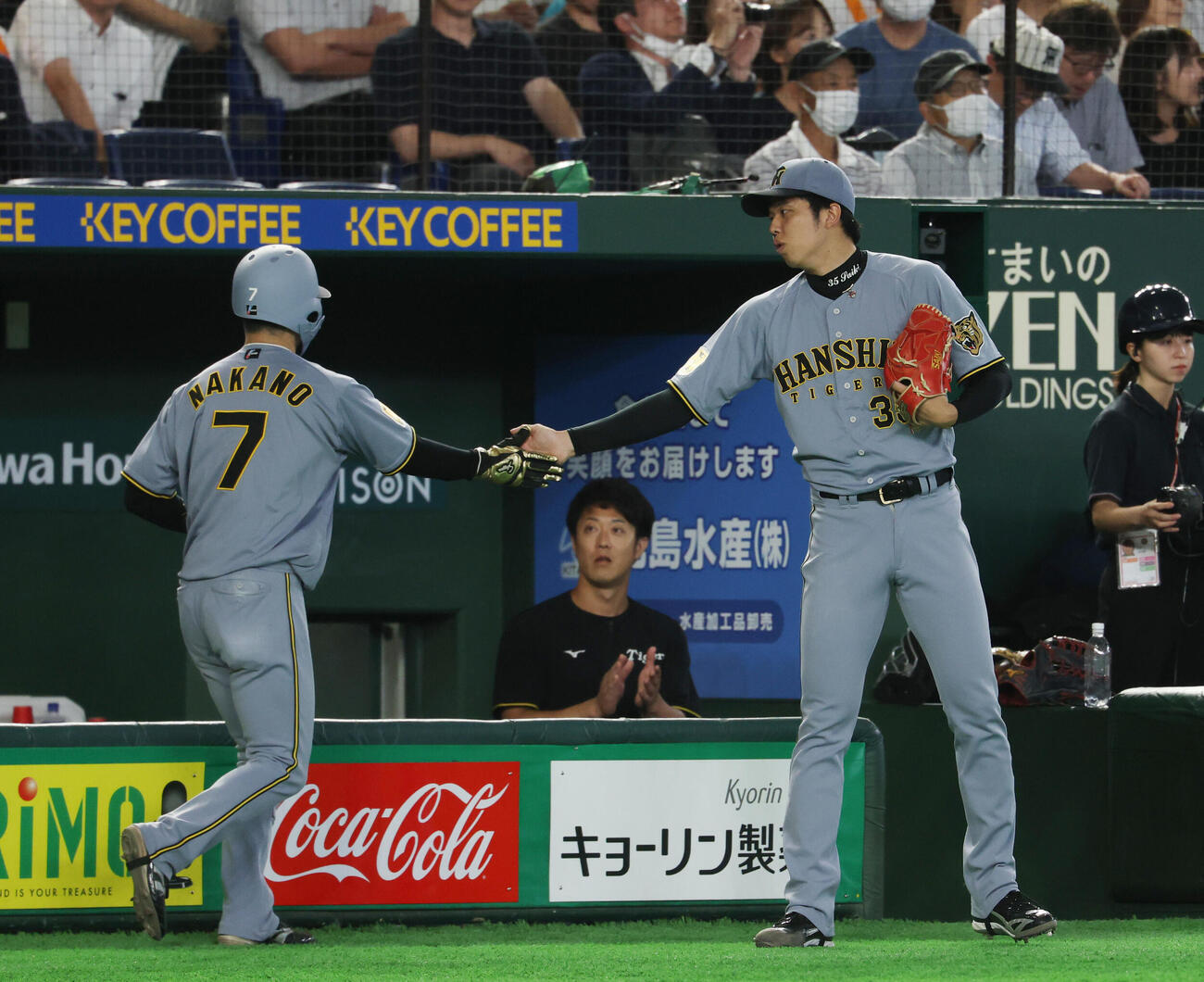巨人対阪神　6回表阪神1死満塁、前川右京の押し出し四球で生還した中野拓夢（左）とタッチを交わす才木浩人（撮影・増田悦実）