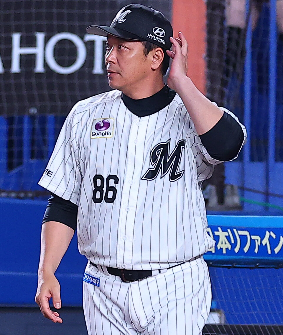 ロッテ対日本ハム　選手交代を告げるロッテのサブロー監督（撮影・野上伸悟）