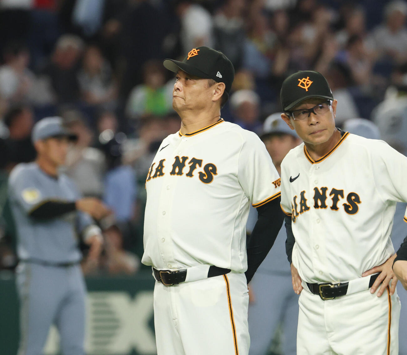 巨人対阪神　阪神に敗れ、あいさつのため整列する巨人橋上秀樹監督代行（撮影・増田悦実）