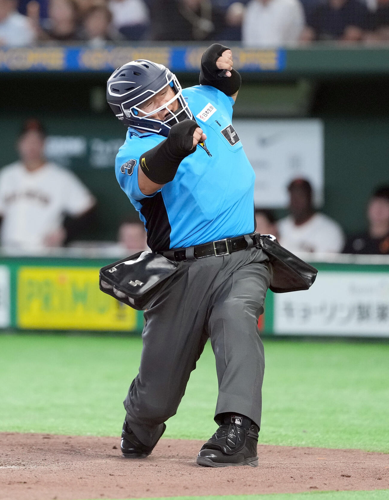 巨人対阪神　9回裏巨人無死、佐々木俊輔の見逃し三振でポーズを決める敷田直人球審（撮影・たえ見朱実）