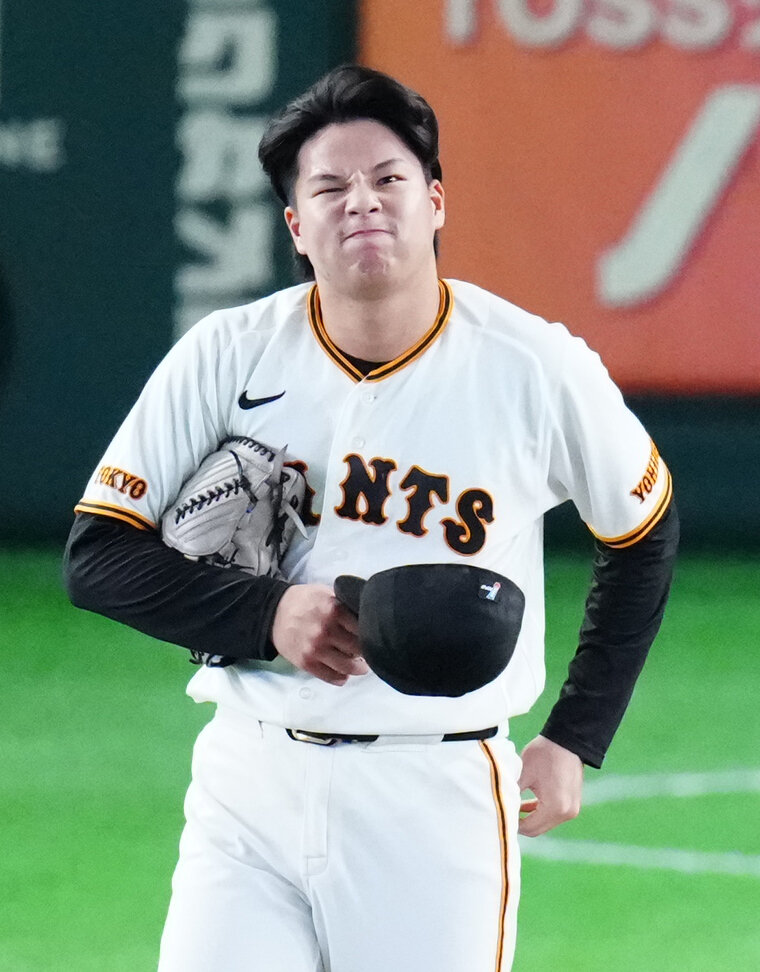 巨人対阪神　6回表阪神2死一、二塁、梅野隆太郎に死球を与えた田和廉（撮影・江口和貴）