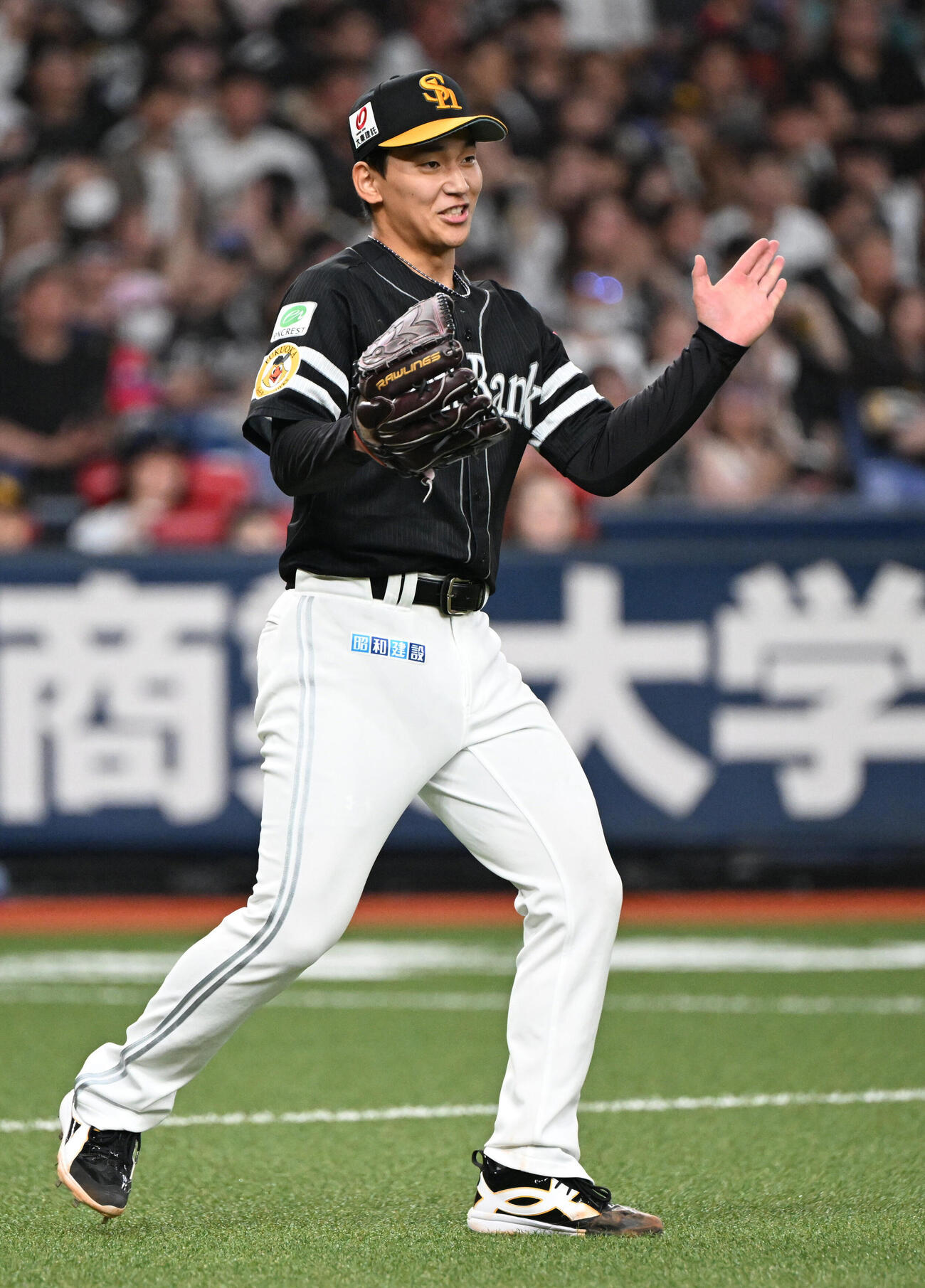 オリックス対ソフトバンク　7回裏オリックス2死二塁、西川を遊ゴロに打ち取り手を叩く前田悠伍（撮影・和賀正仁）＝2026年7月8日、京セラ　