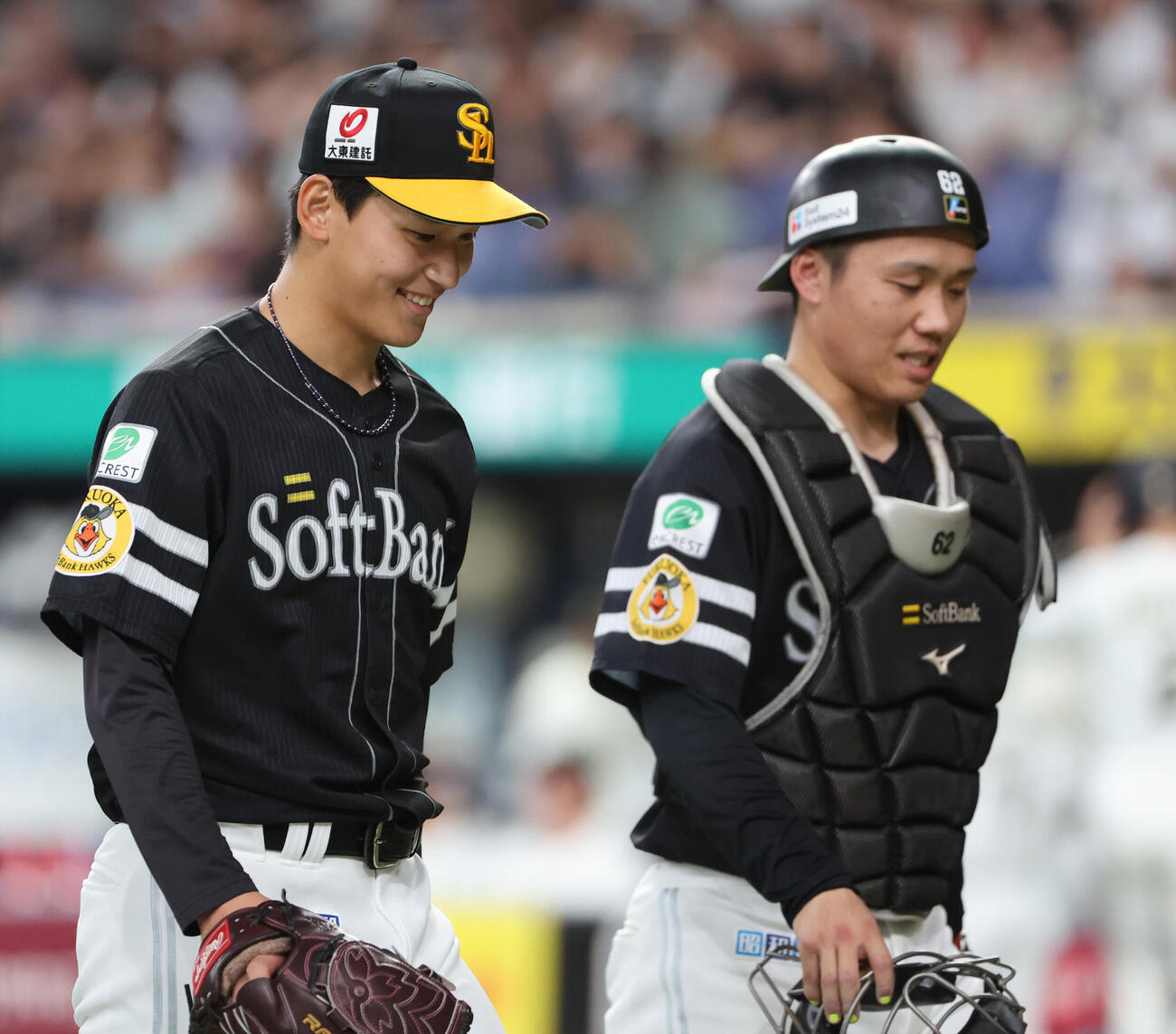 オリックス対ソフトバンク　4回に同点とされたソフトバンク先発の前田悠伍だが、笑顔で海野隆司捕手と話しながらベンチに戻る（撮影・西尾就之）