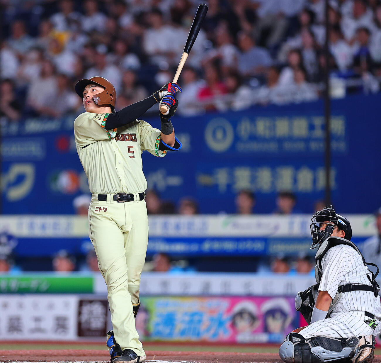 ロッテ対日本ハム　6回表日本ハム1死一塁、2点本塁打を放つ野村佑希（撮影・野上伸悟）
