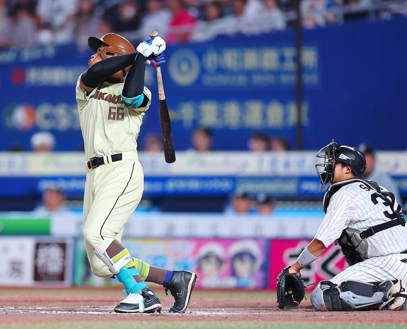 ロッテ対日本ハム　7回表日本ハム1死一、二塁、3点本塁打を放つ万波中正（撮影・野上伸悟）