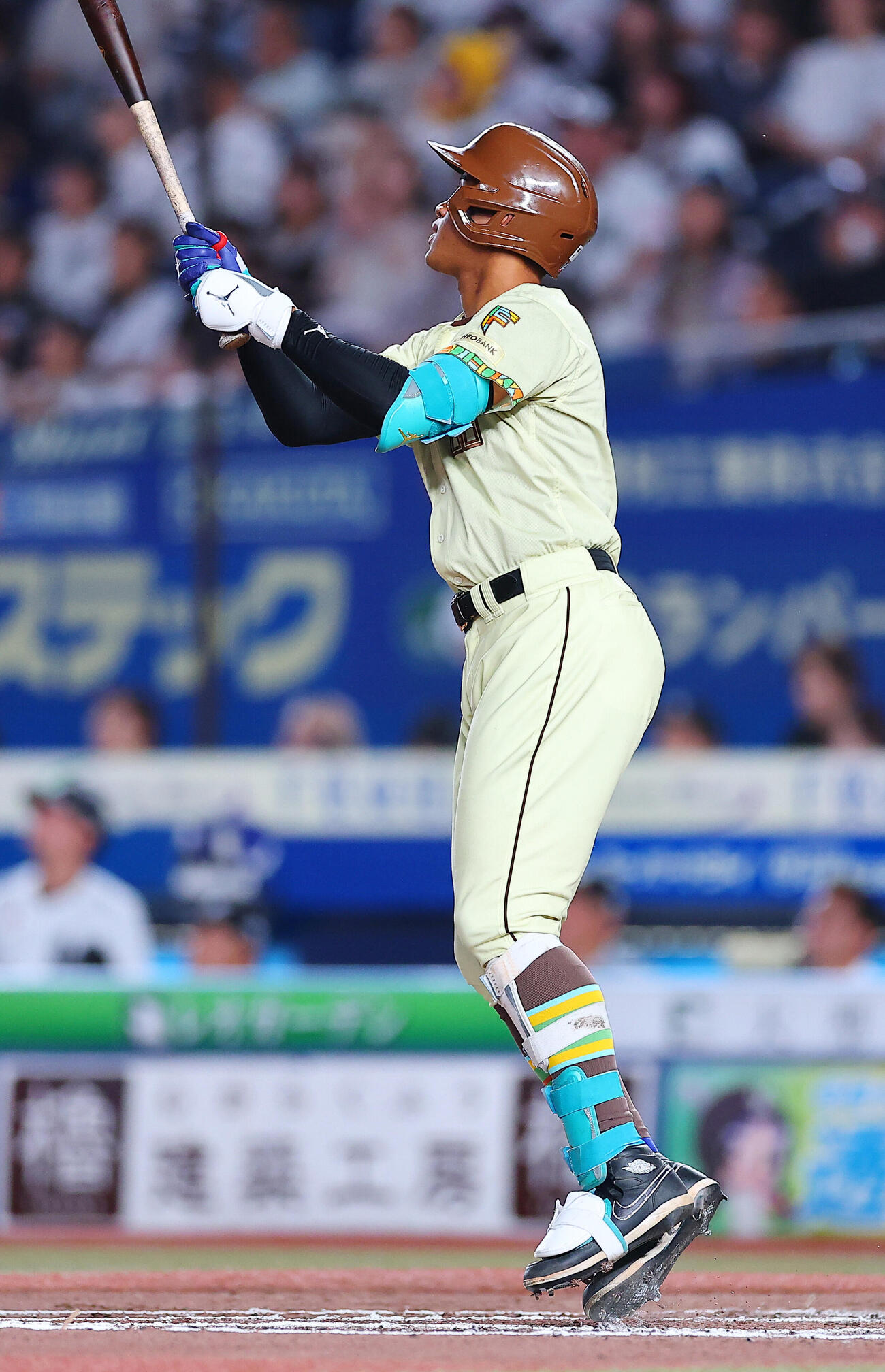 ロッテ対日本ハム　7回表日本ハム1死一、二塁、3点本塁打を放つ万波中正（撮影・野上伸悟）