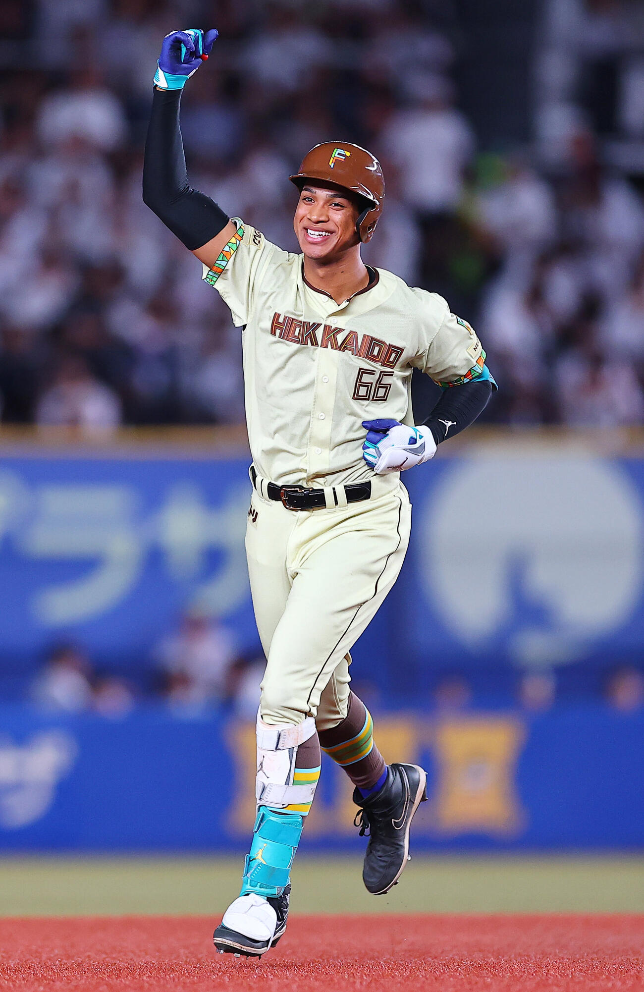 ロッテ対日本ハム　7回表日本ハム1死一、二塁、3点本塁打を放ち喜ぶ万波中正（撮影・野上伸悟）