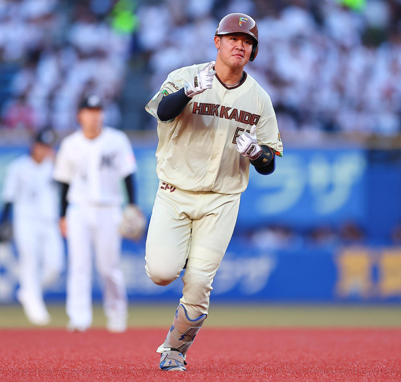 ロッテ対日本ハム　2回表日本ハム1死、先制本塁打を放ち喜ぶ吉田賢吾（撮影・野上伸悟）