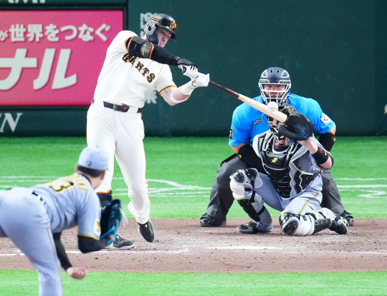 巨人対阪神　8回裏巨人無死、本塁打を放つトレイ・キャベッジ。投手岩崎優（撮影・江口和貴）