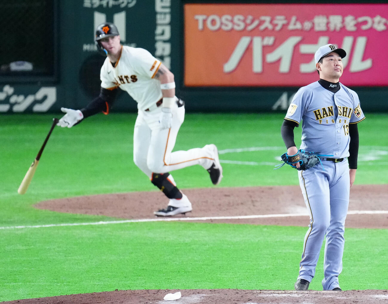 巨人対阪神　8回裏巨人無死、トレイ・キャベッジ（左）に本塁打を浴びる岩崎優（撮影・江口和貴）