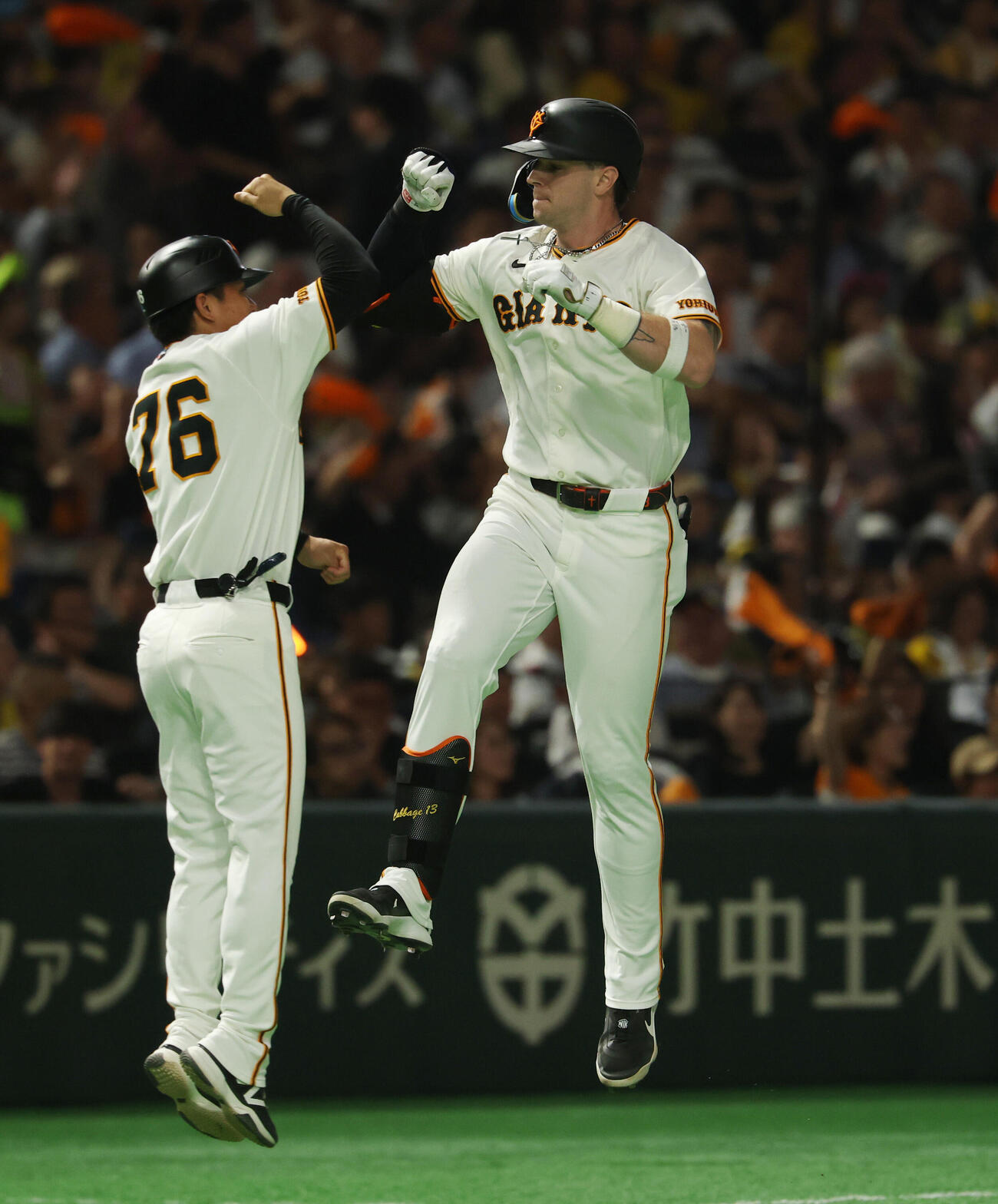 巨人対阪神　8回裏巨人無死、本塁打を放ち喜ぶトレイ・キャベッジ（撮影・増田悦実）