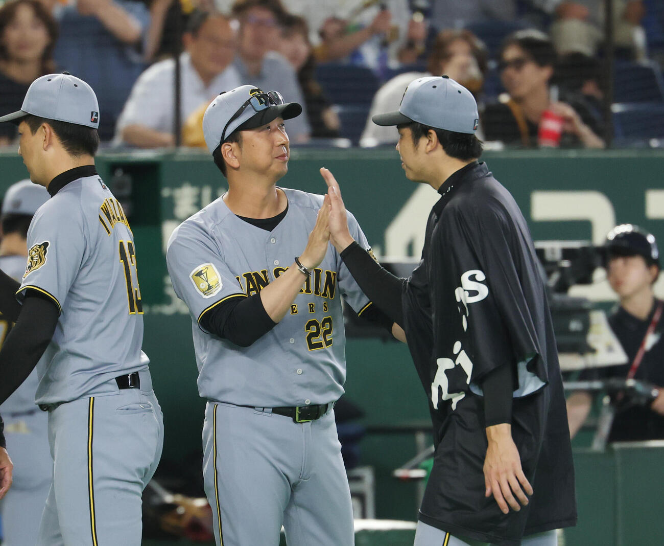 巨人対阪神　勝利し才木浩人（右）とタッチを交わす阪神藤川球児監督（撮影・増田悦実）