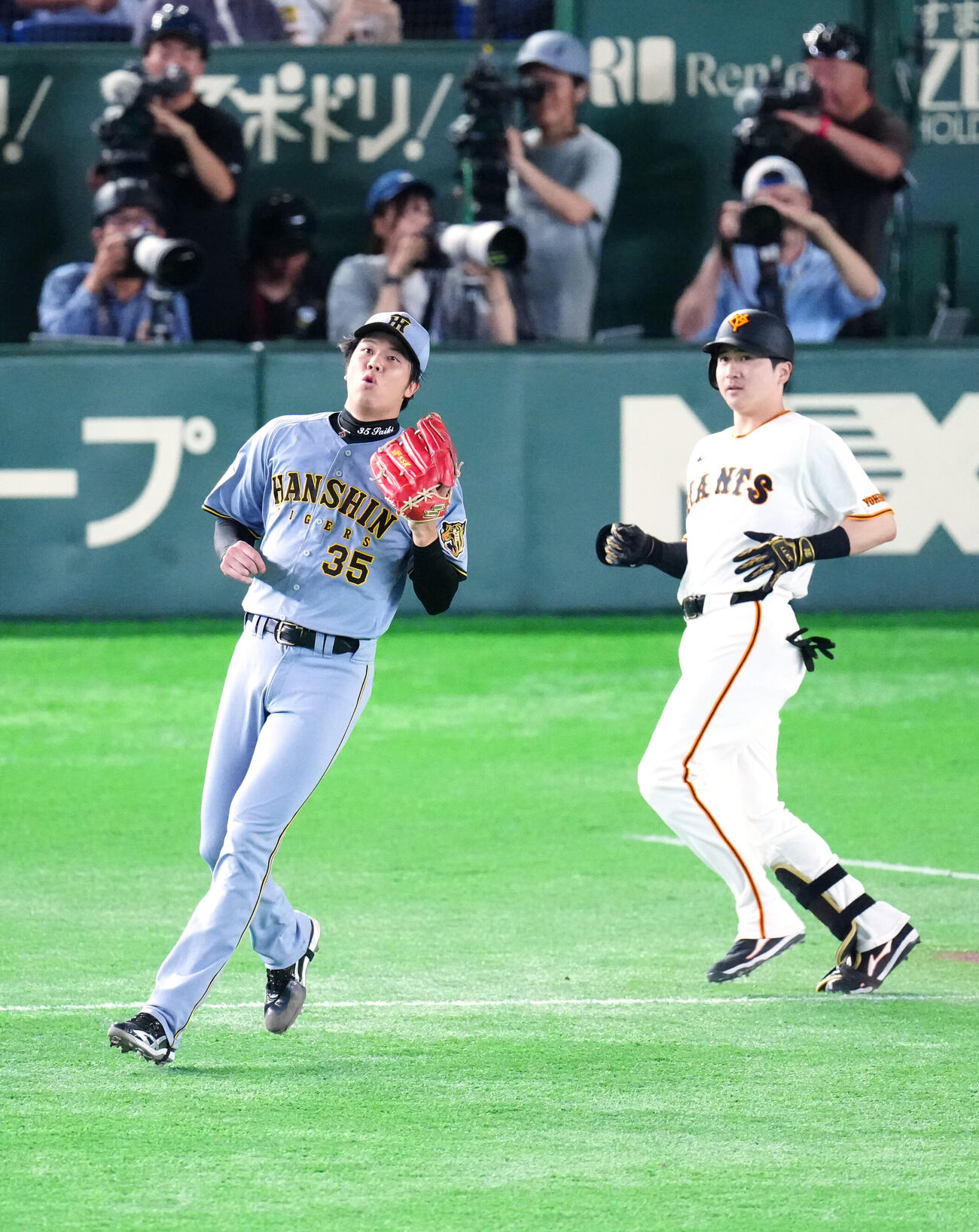 巨人対阪神　1回裏巨人2死一、二塁、泉口友汰（右）を一ゴロに仕留めた才木浩人（撮影・江口和貴）