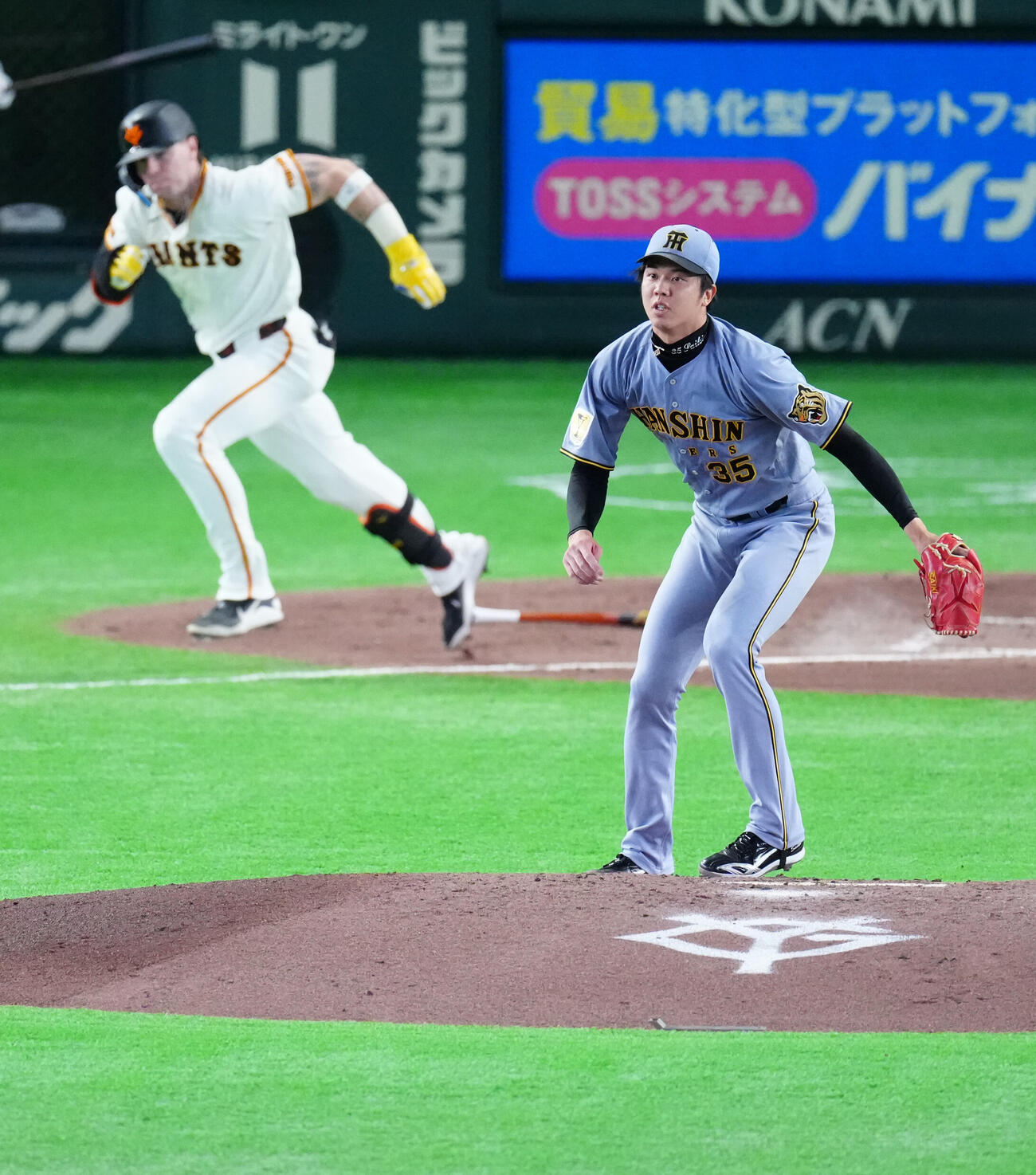 巨人対阪神　3回裏巨人1死一塁、トレイ・キャベッジ（左）を遊ゴロに仕留める才木浩人（撮影・江口和貴）