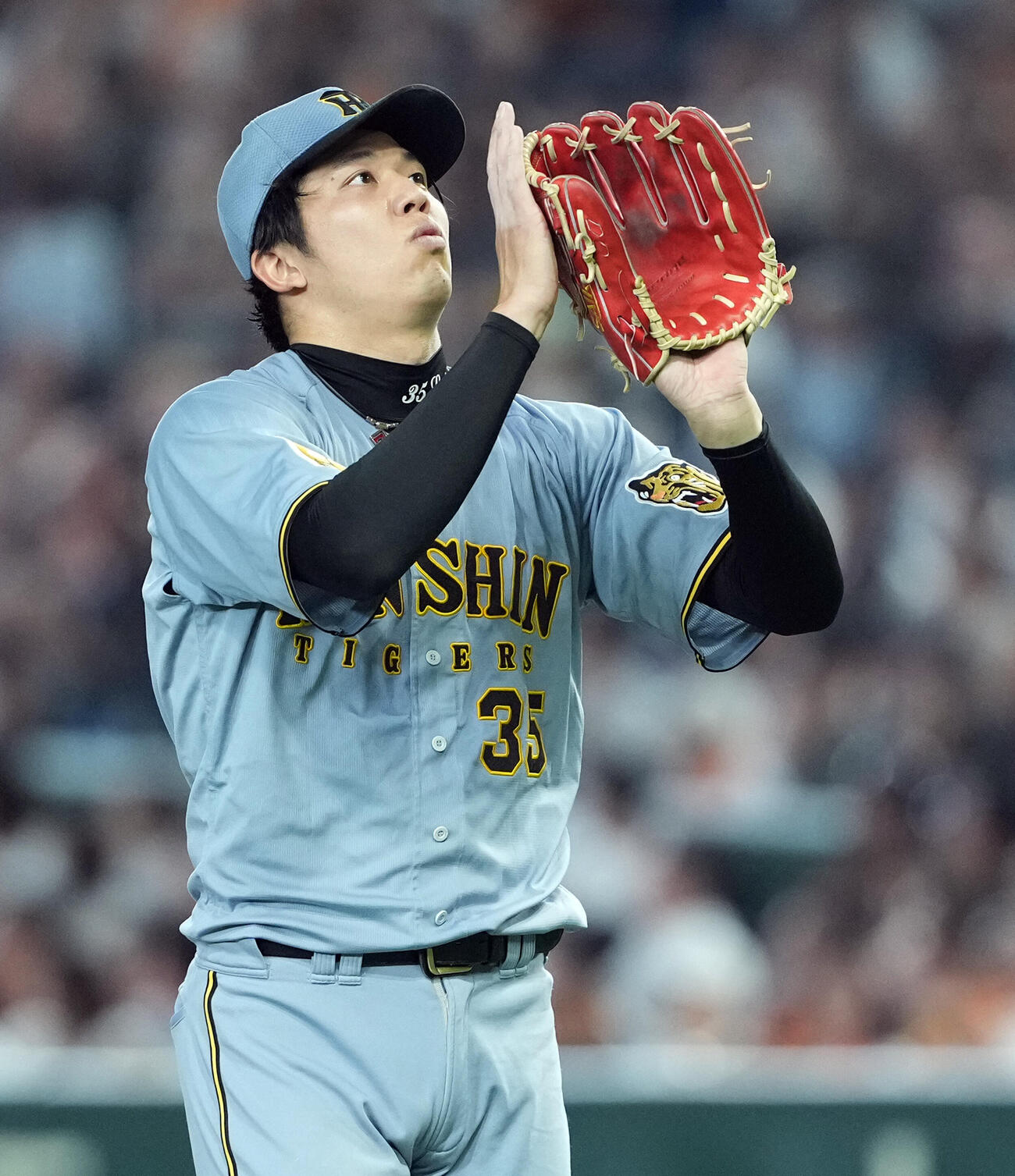 巨人対阪神　5回裏、ランナーを背負いながら無失点に抑え、グラブをたたく阪神の先発才木浩人（撮影・たえ見朱実）