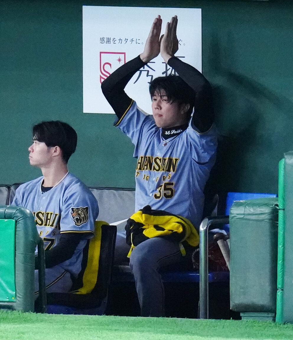 巨人対阪神　8回表阪神1死一、二塁、熊谷敬宥が左前打を放ち、ベンチで拍手する才木浩人（右）（撮影・江口和貴）
