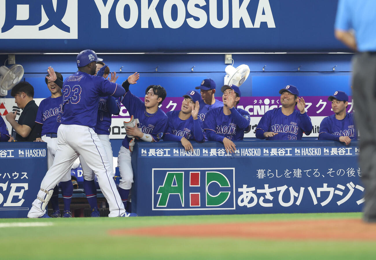 DeNA対中日　4回表中日2死、右越えソロ本塁打で生還するサノー（手前左）を迎えるチームメート（撮影・河田真司）