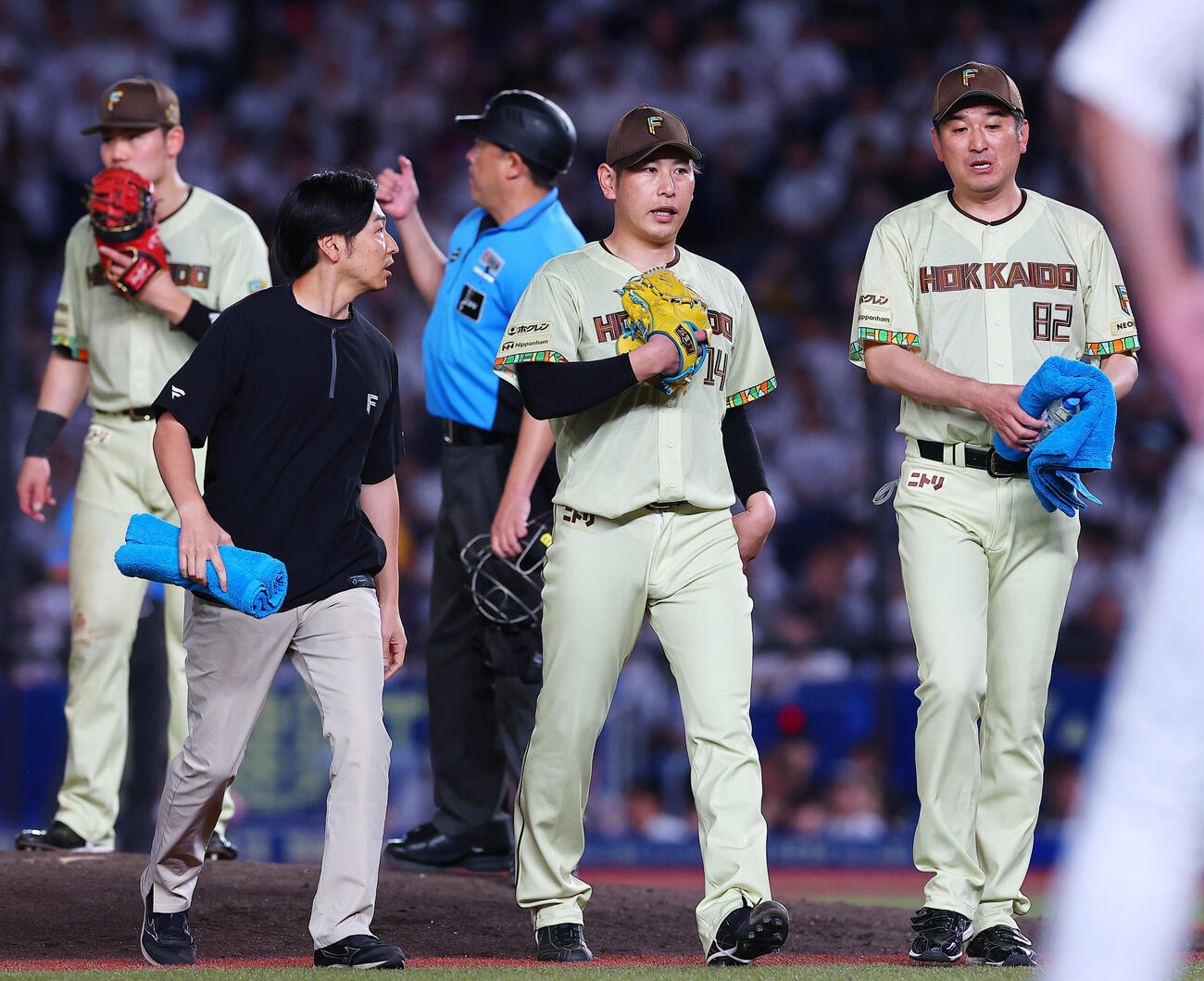 ロッテ対日本ハム　6回裏ロッテ1死一、二塁、降板する日本ハム先発の加藤貴之（撮影・野上伸悟）