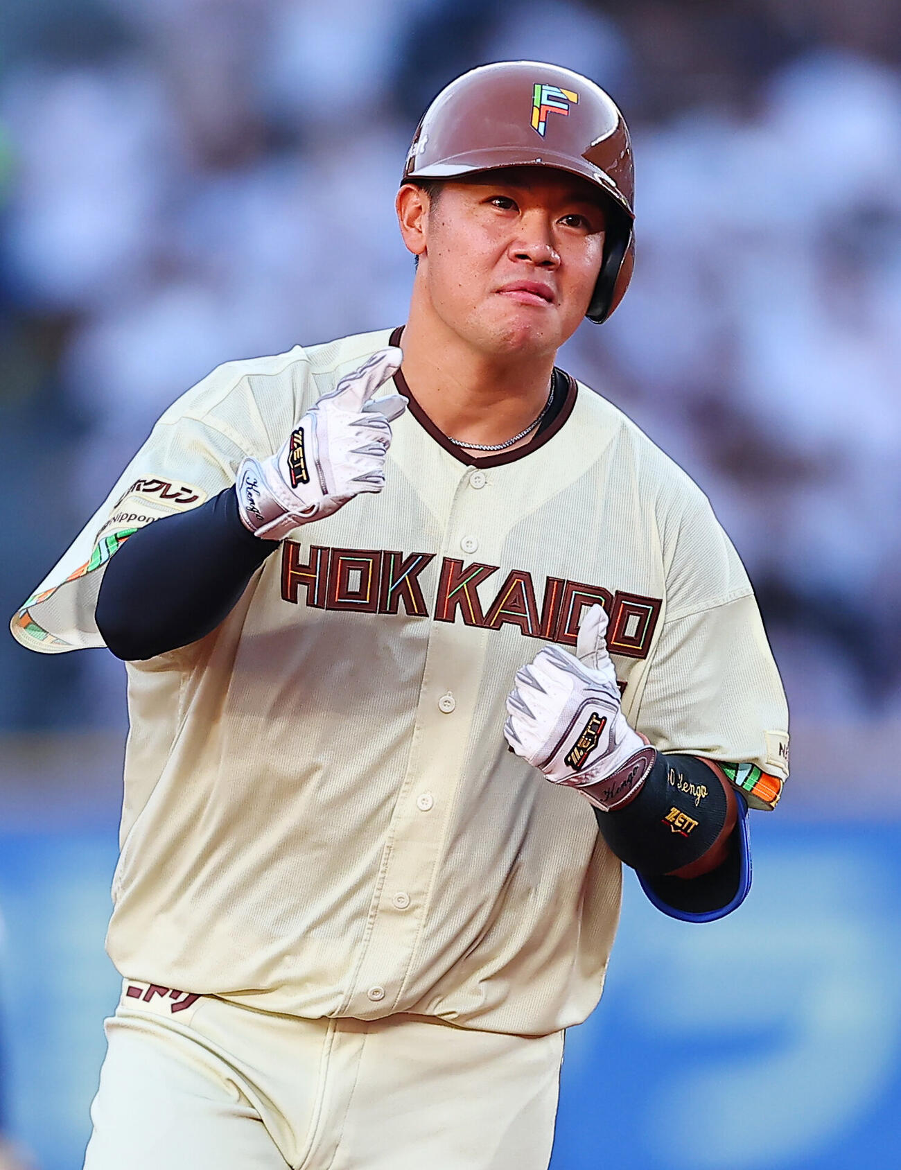 ロッテ対日本ハム　2回表日本ハム1死、先制本塁打を放ち喜ぶ吉田賢吾（撮影・野上伸悟）