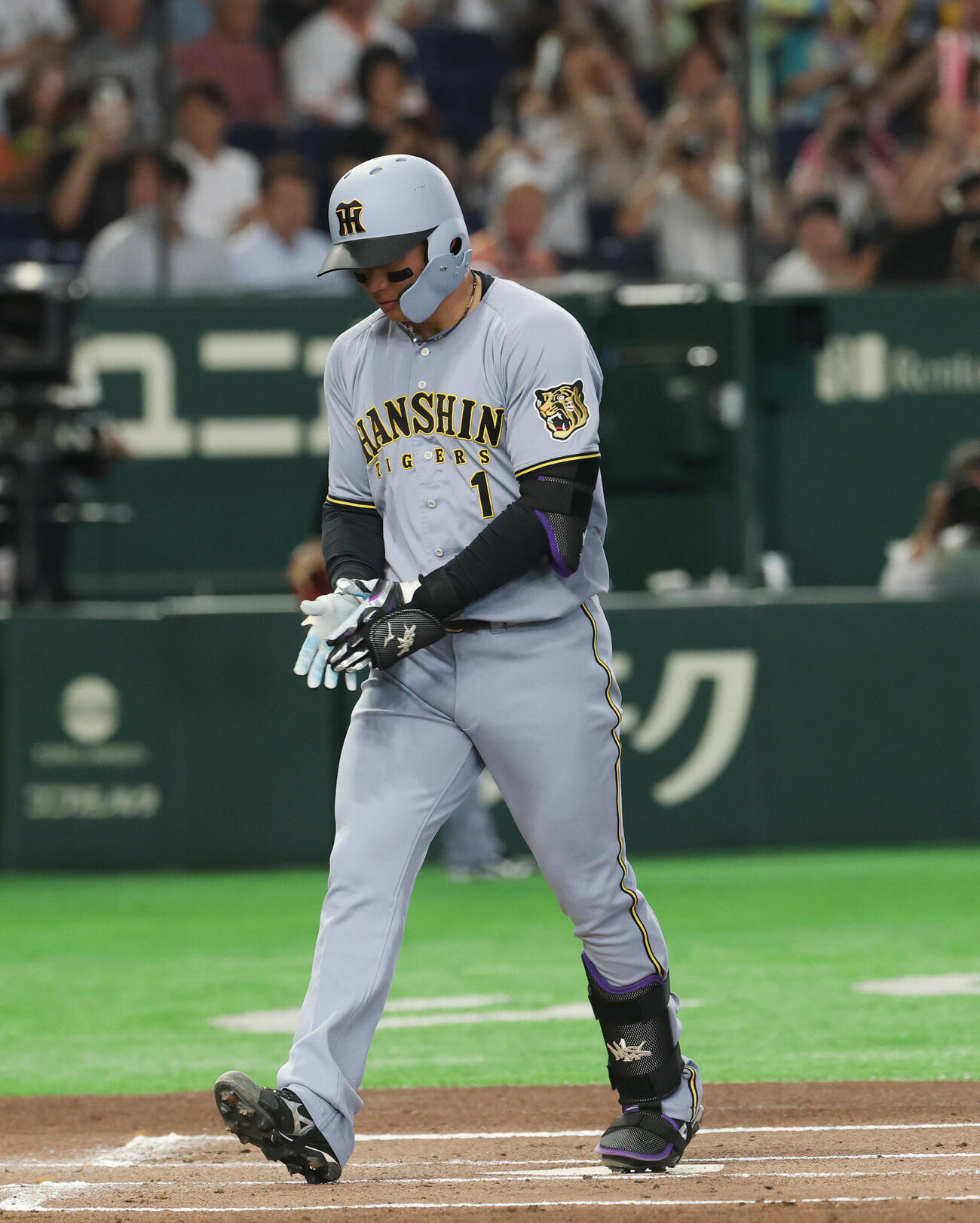 巨人対阪神　1回表阪神2死、本塁打を放ち生還し手をたたく森下翔太（撮影・増田悦実）