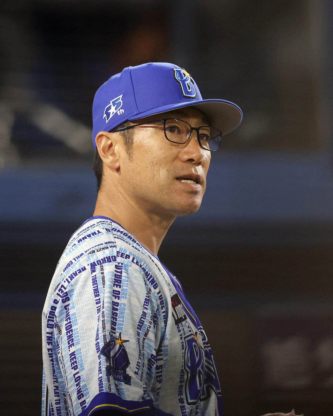 DeNA対中日　8回裏を終え、選手交代を告げる相川亮二監督（撮影・河田真司）
