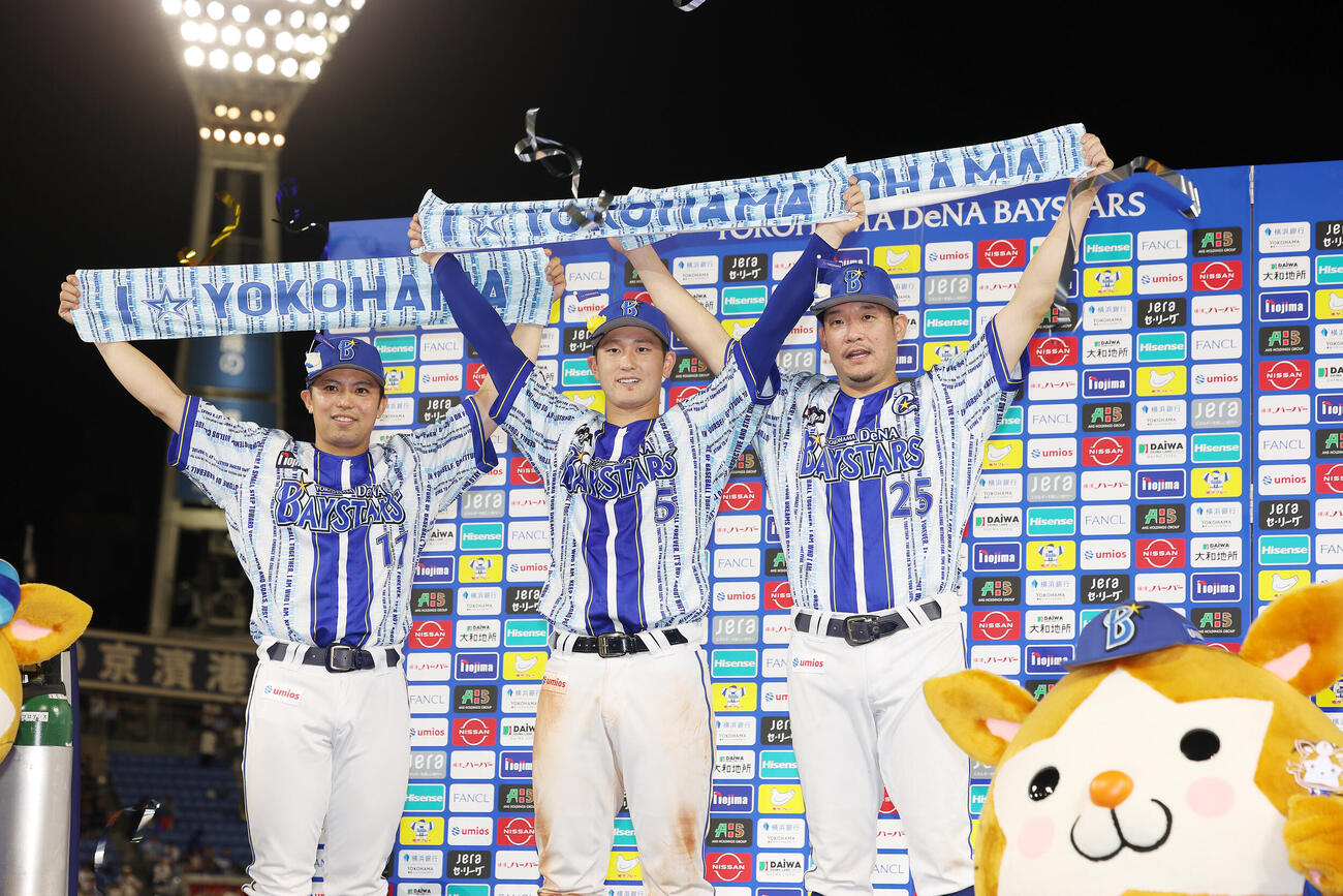 DeNA対中日　中日に勝利し、お立ち台でポーズをとる、左からDeNA東克樹、松尾汐恩、筒香嘉智（撮影・河田真司）