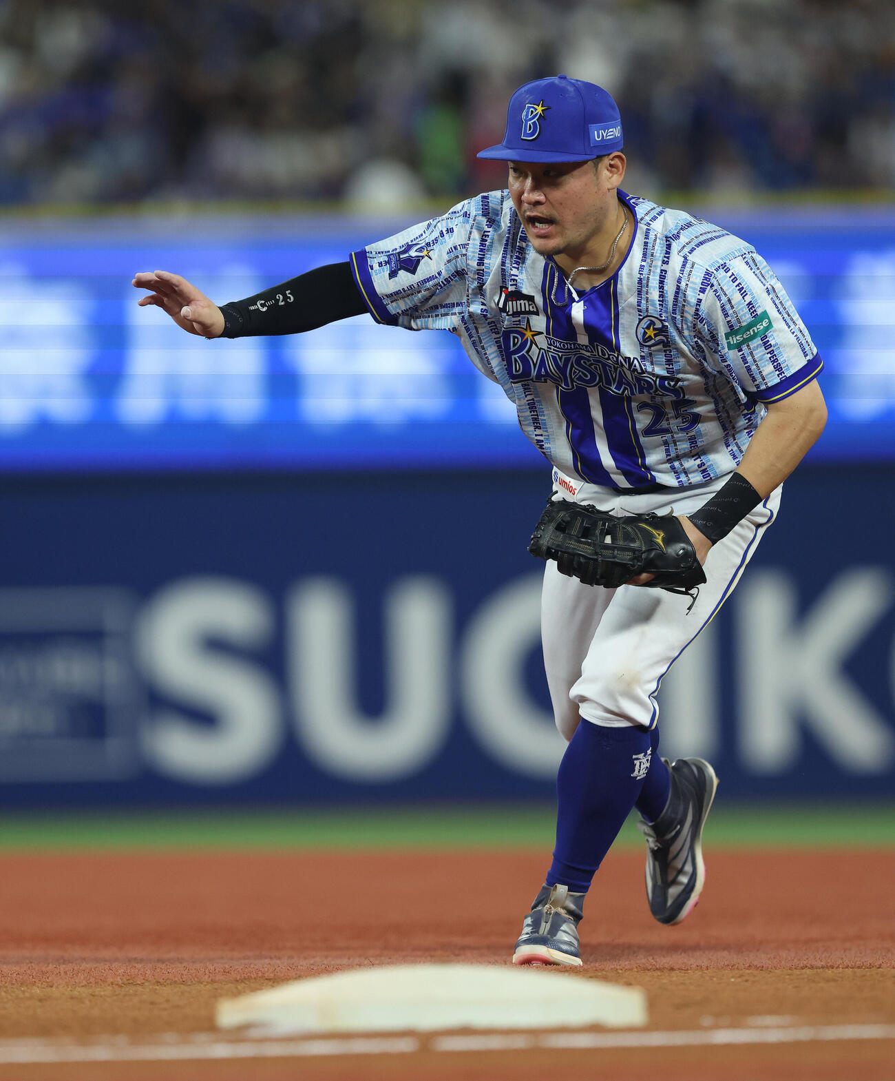 DeNA対中日　6回表中日1死、岡林勇希の打球を好捕する筒香嘉智（撮影・河田真司）