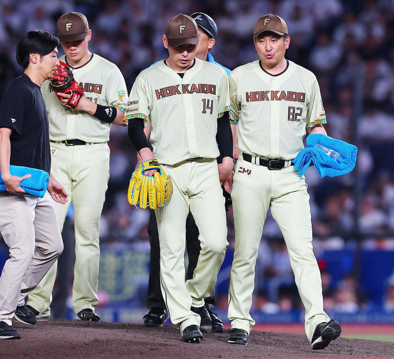 ロッテ対日本ハム　6回裏ロッテ1死一、二塁、降板する日本ハム先発の加藤貴之（撮影・野上伸悟）