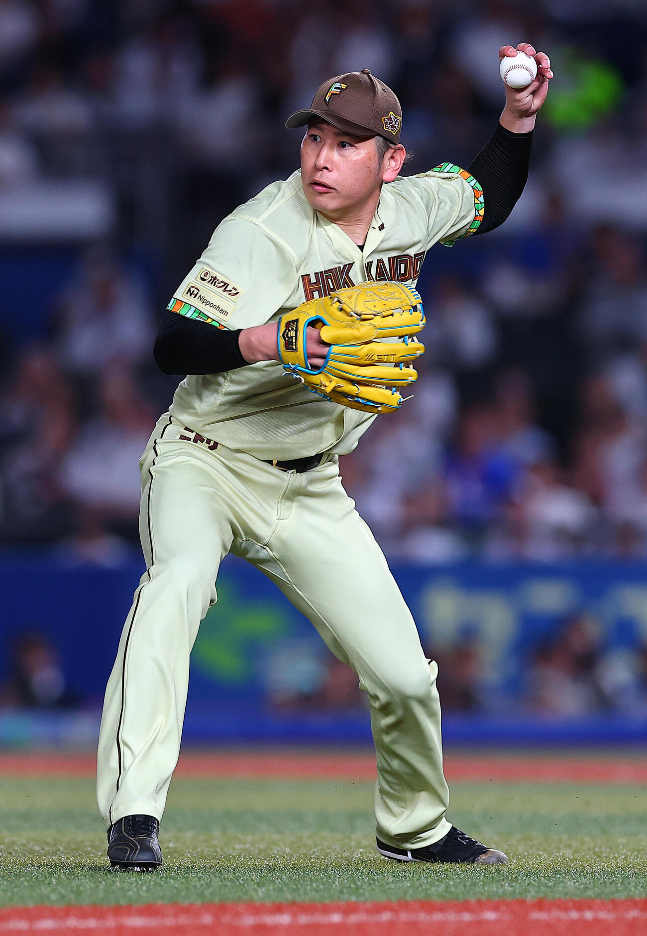 ロッテ対日本ハム　6回裏ロッテ無死一、二塁、愛斗のバント処理で三塁封殺する加藤貴之（撮影・野上伸悟）