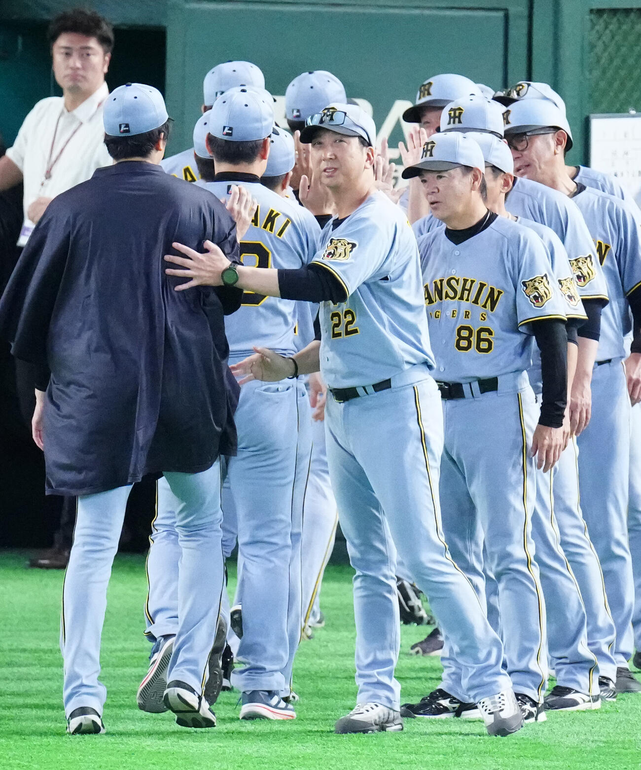巨人対阪神　巨人に勝利し、才木浩人（左）をねぎらう阪神藤川球児監督（撮影・江口和貴）