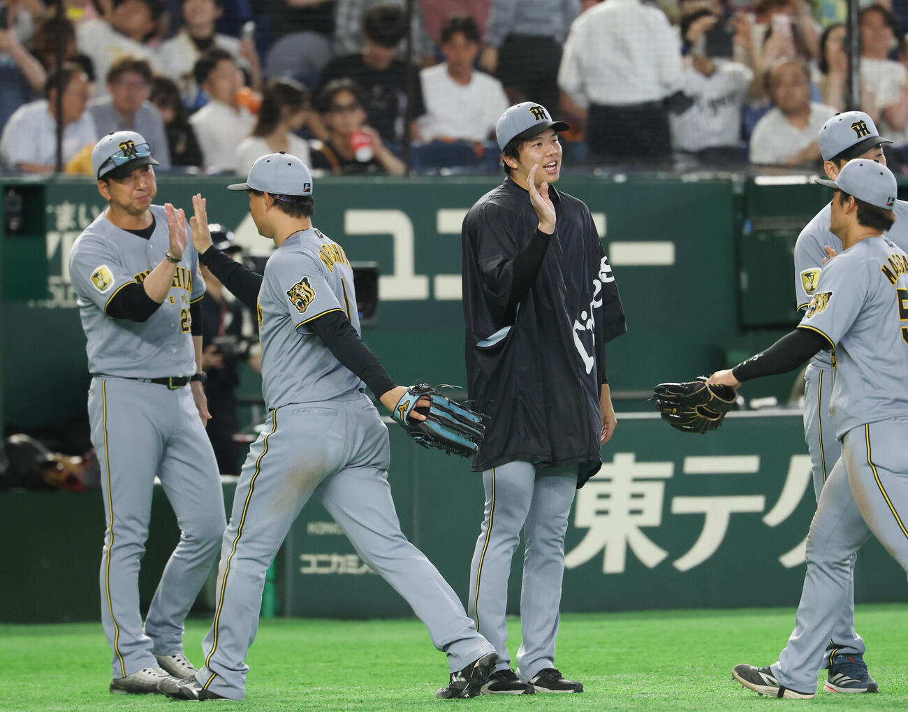 巨人対阪神　巨人に勝利し、ナインを出迎える阪神藤川球児監督（左端）と才木浩人（左から3人目）（撮影・増田悦実）
