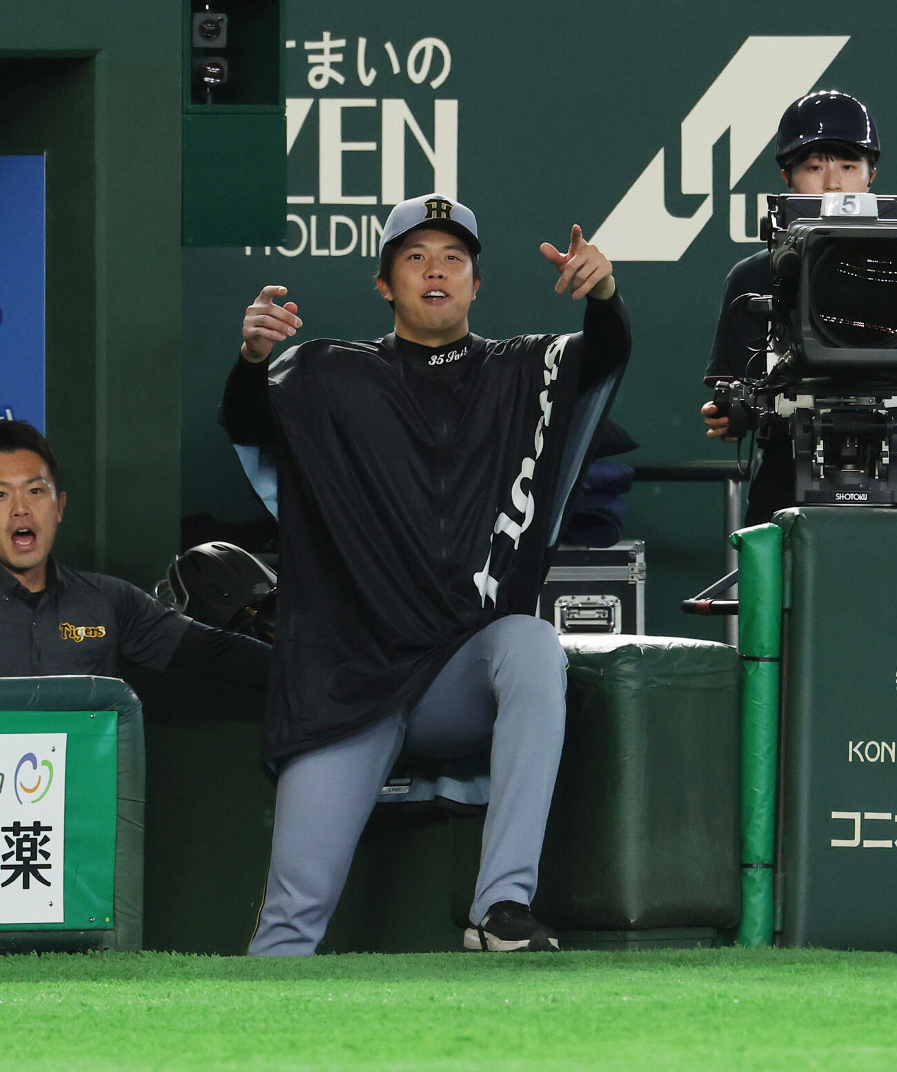 巨人対阪神　9回裏巨人1死、ラファエル・ドリスが門脇誠を三振に抑え喜ぶ才木浩人（撮影・増田悦実）