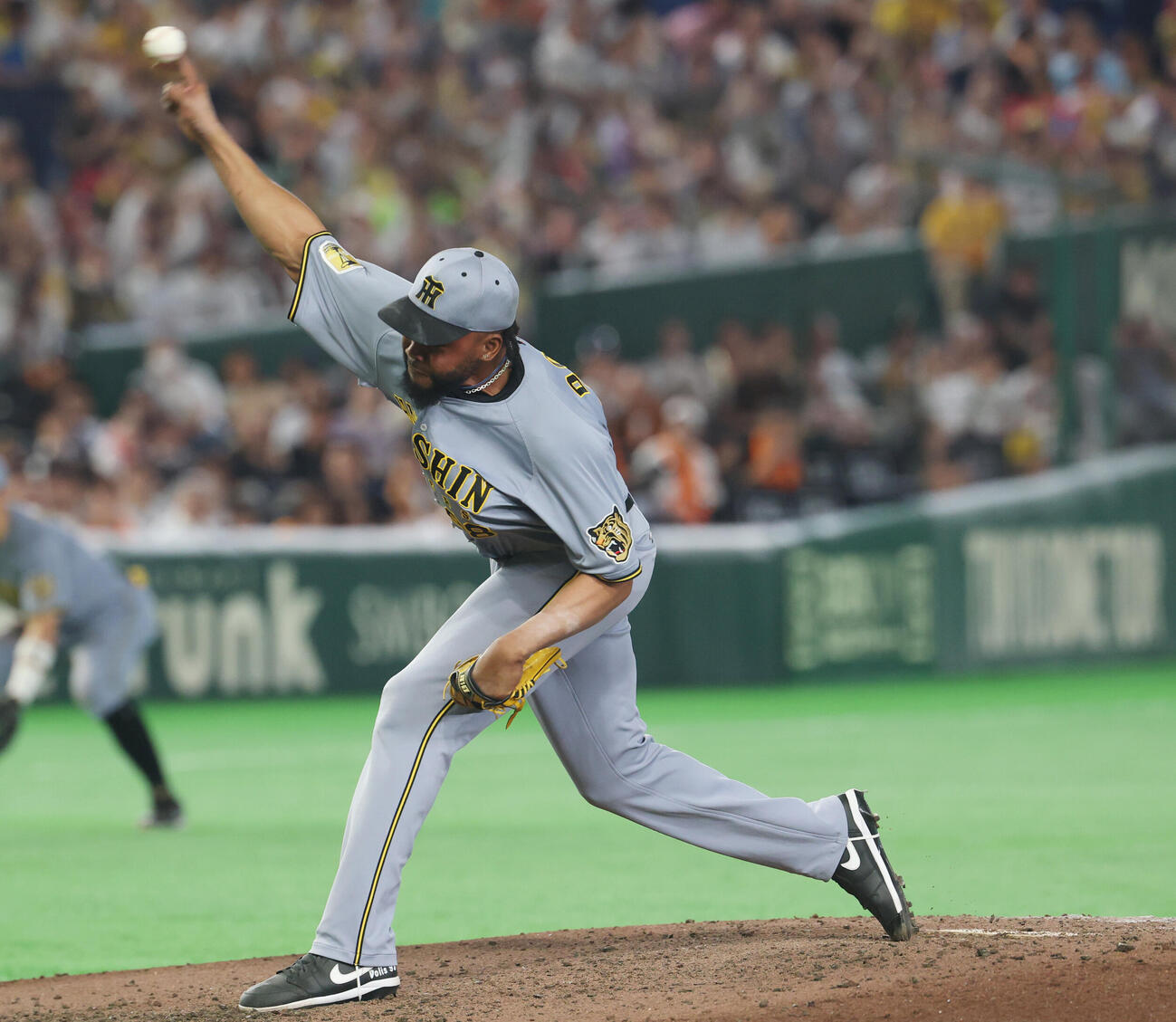 巨人対阪神　阪神3番手で登板し力投するラファエル・ドリス（撮影・増田悦実）