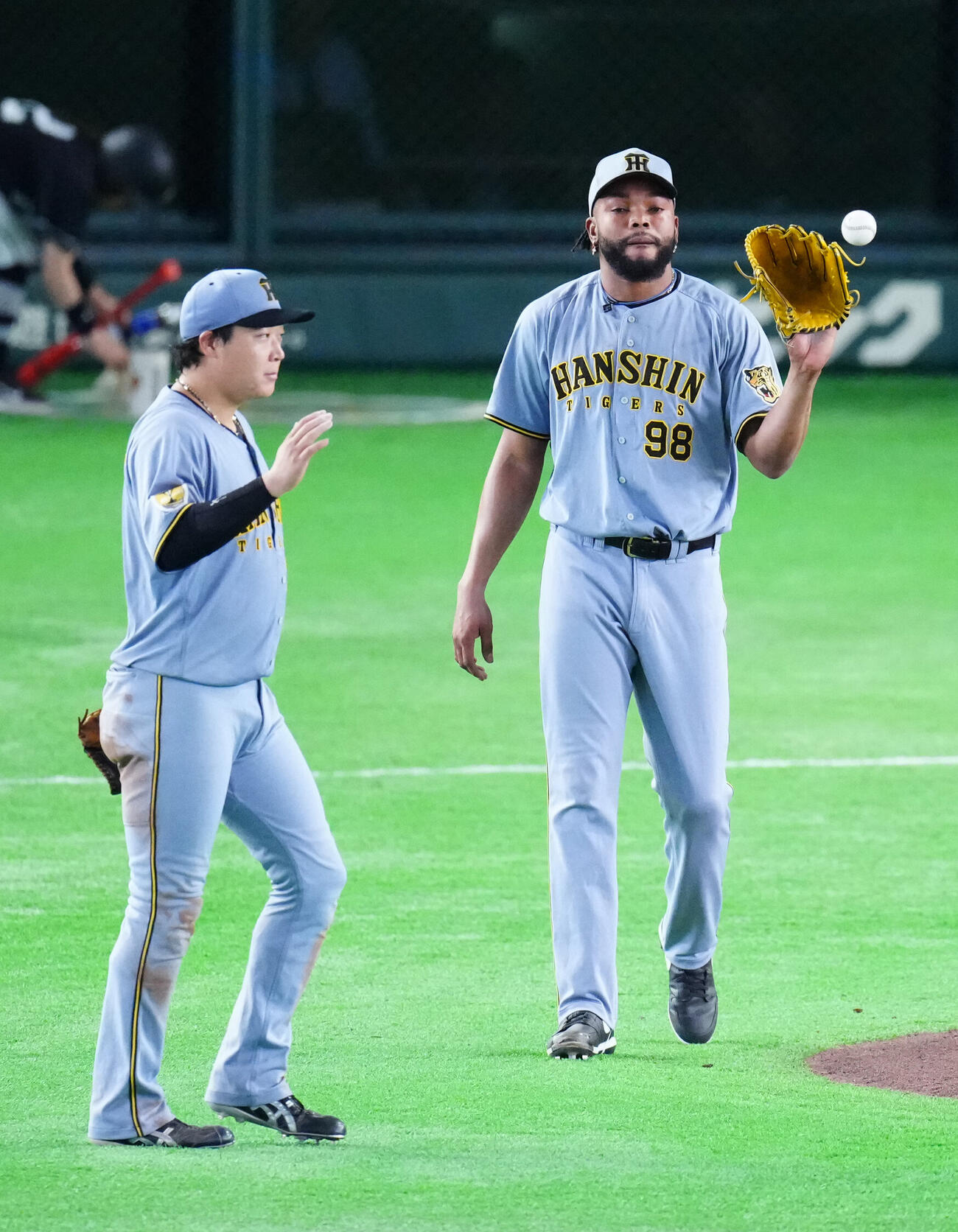 巨人対阪神　9回裏、最後を締めた阪神3番手のラファエル・ドリス（右）。左は一塁手大山悠輔（撮影・江口和貴）