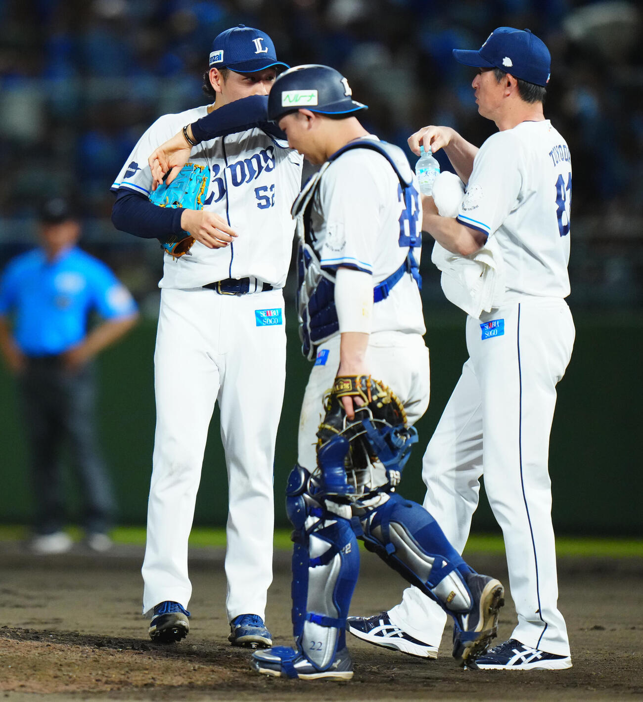 西武対楽天　10回表楽天2死一塁、武藤敦貴に適時二塁打を許しマウンドで汗をぬぐう篠原響（左）（撮影・垰建太）