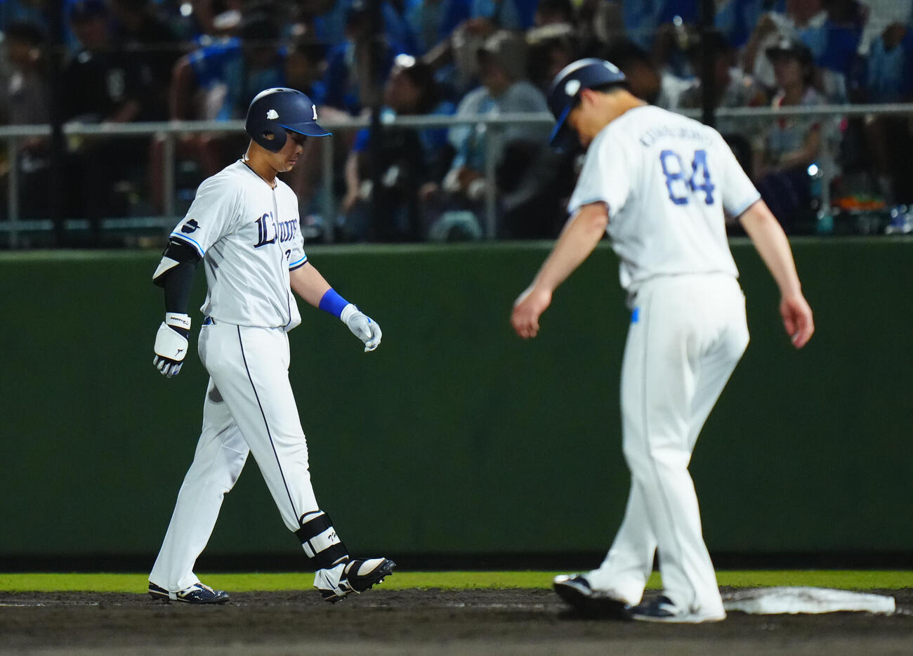 西武対楽天　7回裏西武1死一、二塁、好機で併殺に倒れうつむく代打平沢大河（左）（撮影・垰建太）