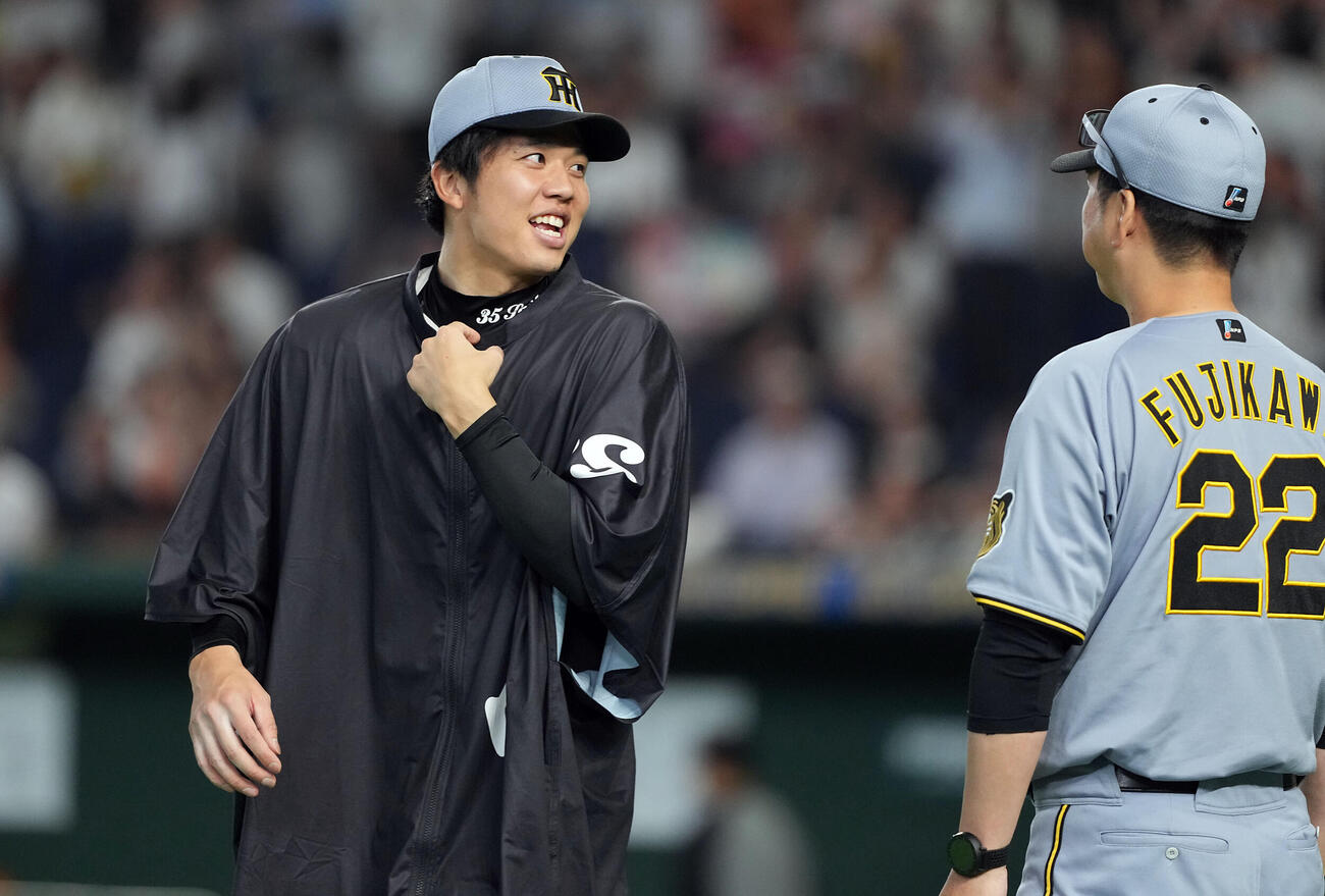 巨人対阪神　巨人に勝利し、今季6勝目を挙げた阪神才木浩人は藤川球児監督と話す（撮影・たえ見朱実）