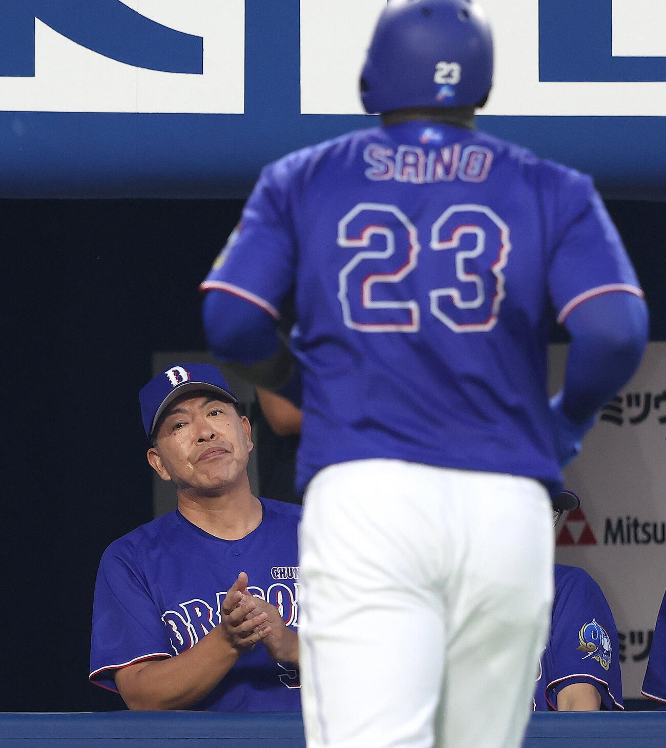 DeNA対中日　4回表中日2死、右越えソロ本塁打で生還するサノー（手前）を迎える井上一樹監督（撮影・河田真司）