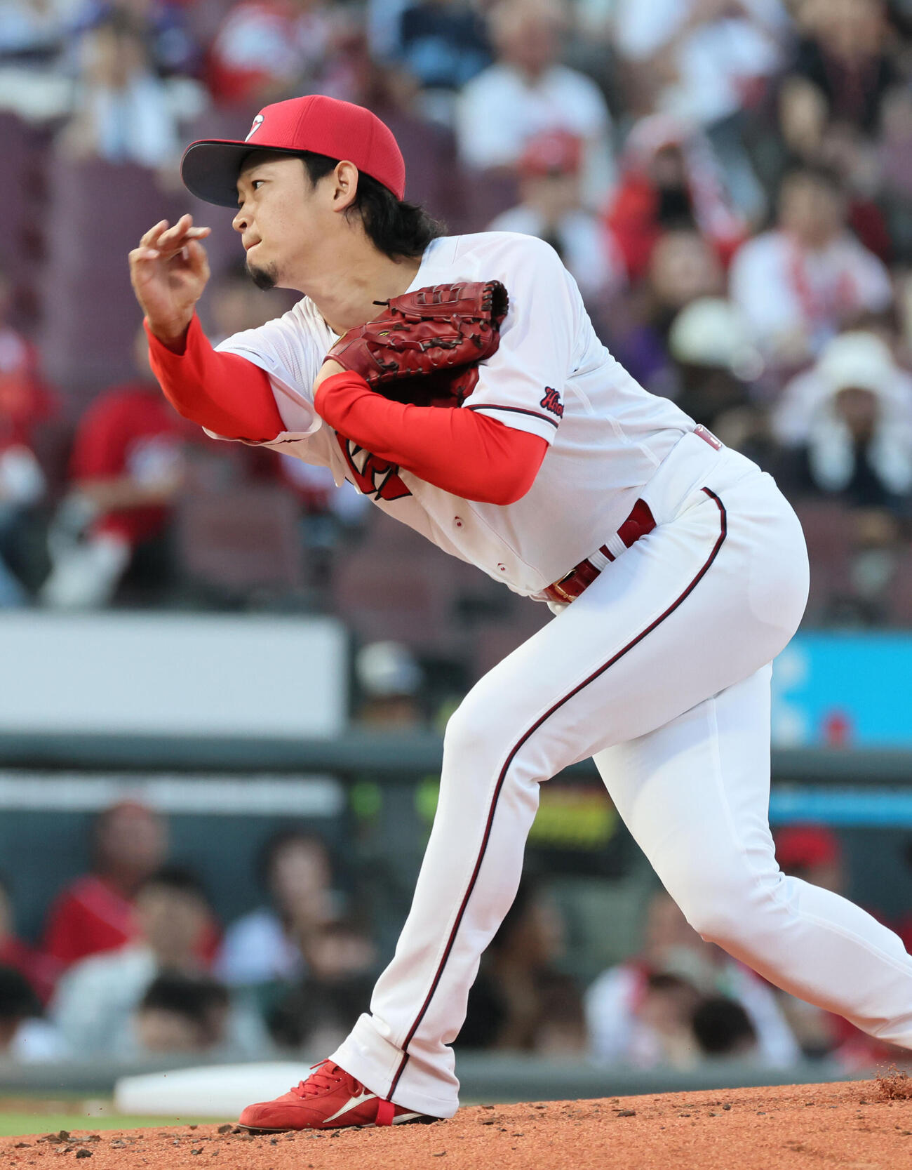 広島対ヤクルト　2回表ヤクルト2死、急きょ、登板の広島2番手の鈴木健矢（撮影・加藤孝規）