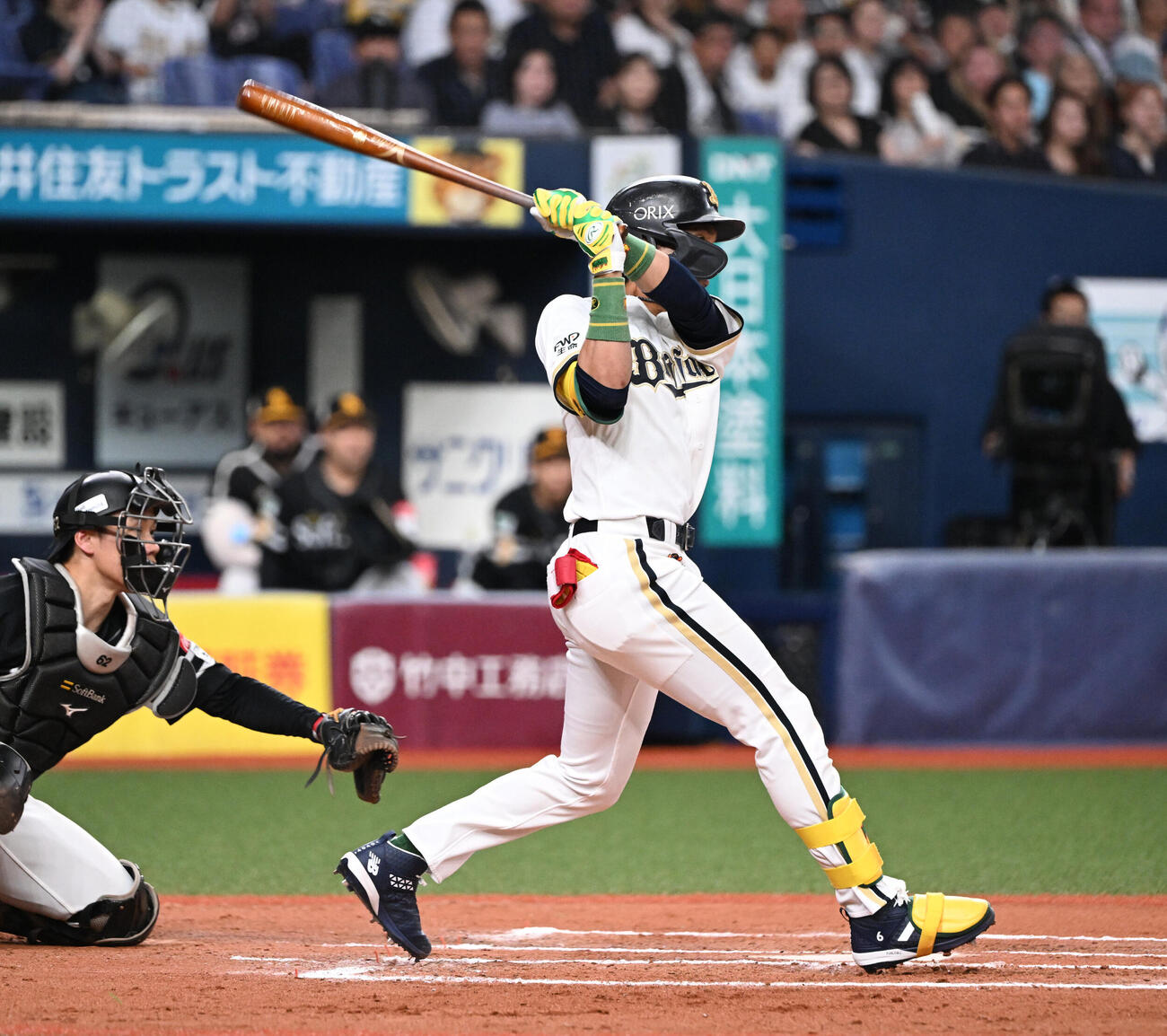 オリックス対ソフトバンク　10回裏オリックス1死一、二塁、右翼線にサヨナラ適時二塁打を放つ宗佑磨（撮影・和賀正仁）＝2026年7月8日、京セラ　