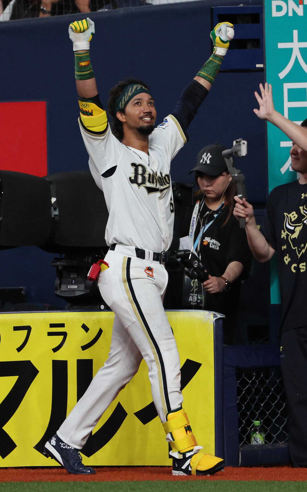 オリックス対ソフトバンク　サヨナラ打を放った宗佑磨はスタンドに向かってバンザイ（撮影・西尾就之）