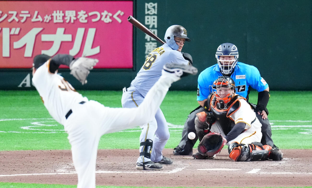 巨人対阪神　6回表阪神1死満塁、押し出しの四球を選ぶ前川右京（撮影・江口和貴）