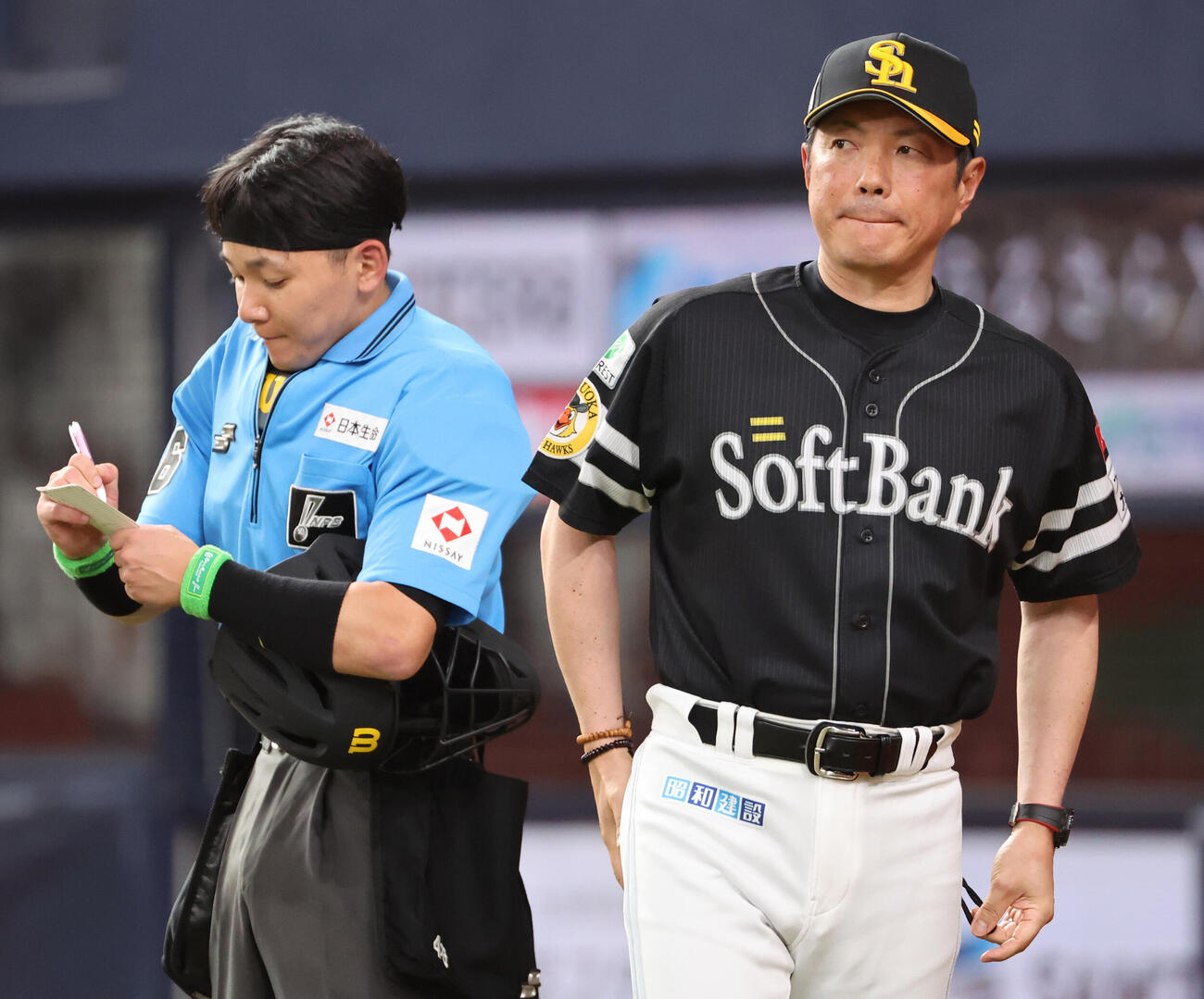オリックス対ソフトバンク　8回の攻撃を終え選手交代を告げるソフトバンク小久保裕紀監督（撮影・西尾就之）